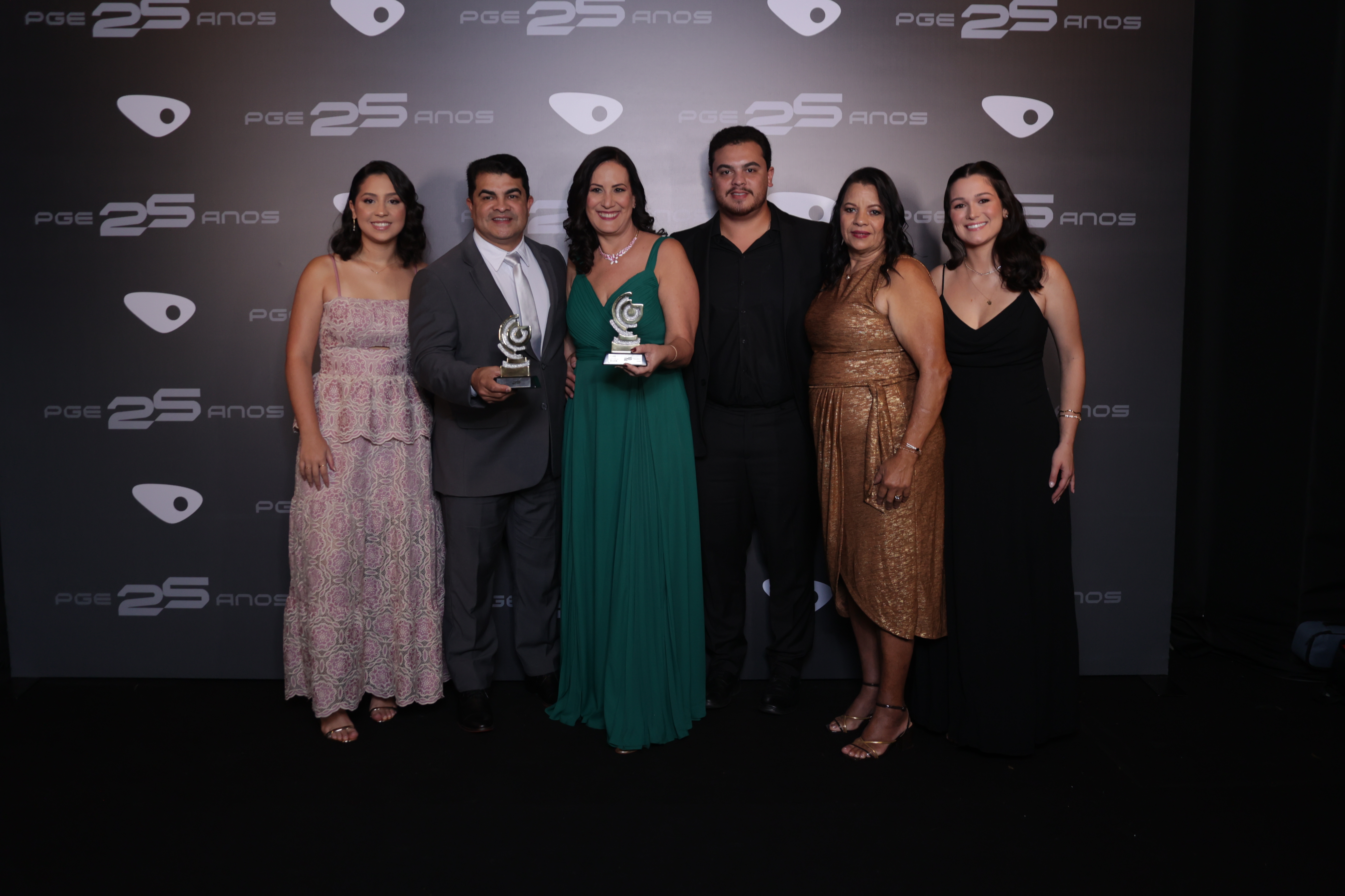 Ester Marun Feliciano, Vanderson Viera Feliciano, Diana Gomes Marun Feliciano, Daniel Marun Feliciano, Maria Lúcia Feliciano e Luísa Paixão Costa da empresa Divan Móveis, vencedores nos segmentos loja de móveis e loja de estofados