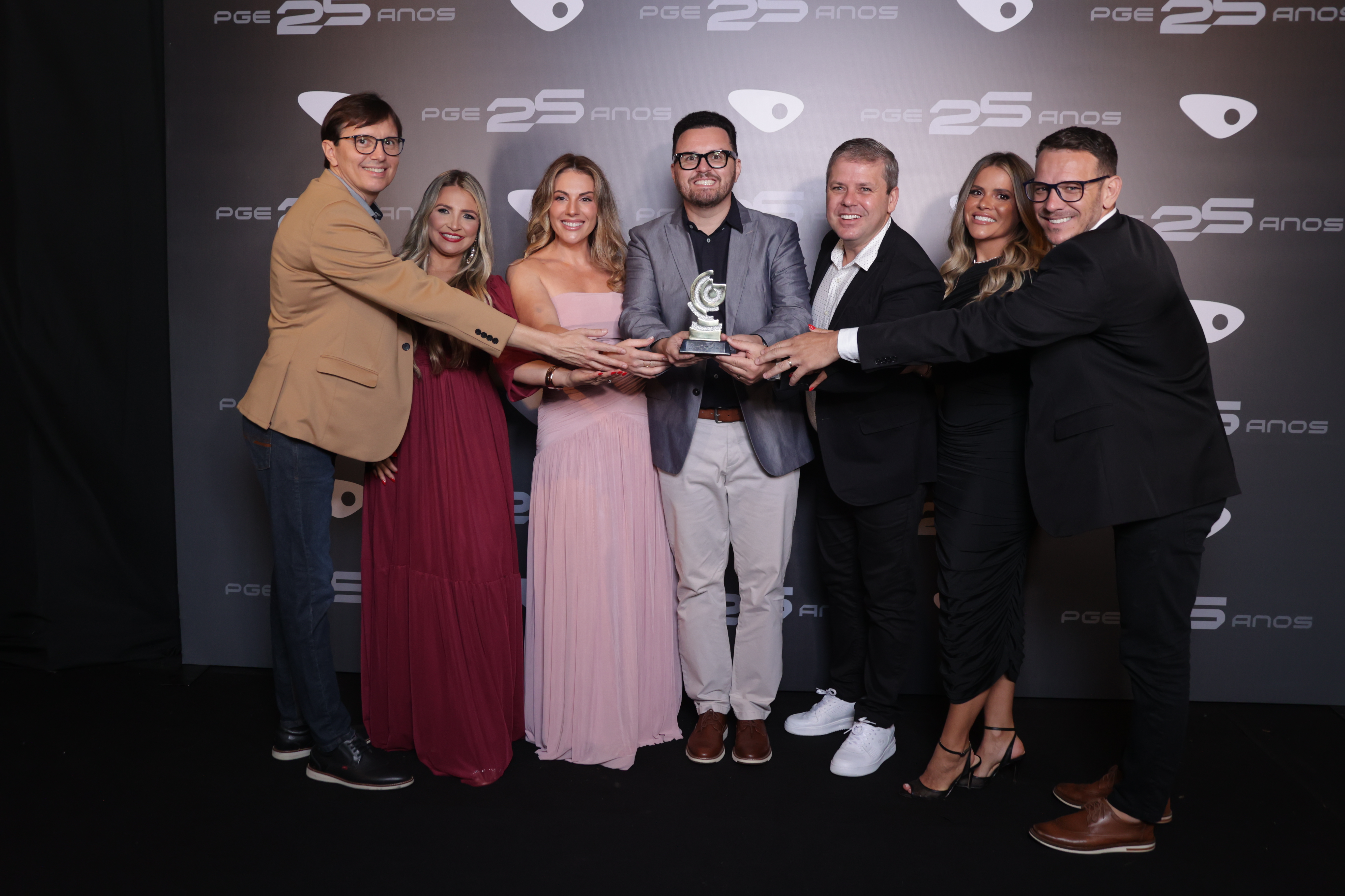 Bernardo Pecine, Lívia Rosseto, Paulo Affonso, Welligton Gama, Gracielle Costabeber, Eny Regina e Marcelo Gama da Casa das Tintas, vencedor no segmento loja de tintas