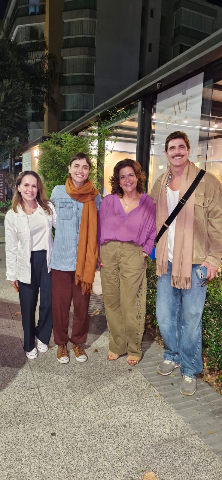 Reynaldo Gianecchini e elenco de "Um Dia Muito Especial" no Caçarola Bistrot