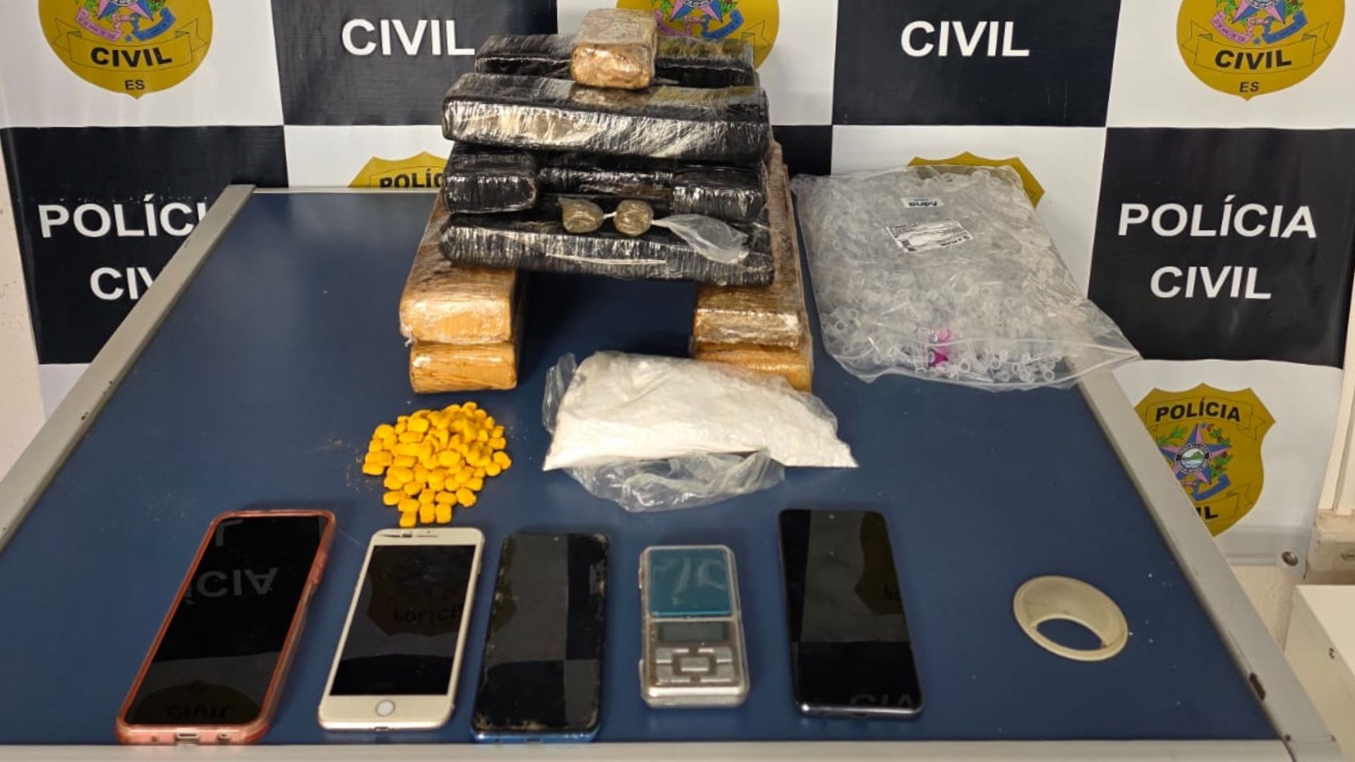 Segundo a corporação, a suspeita teria vindo do Rio de Janeiro e desembarcado na cidade capixaba para entregar a droga.