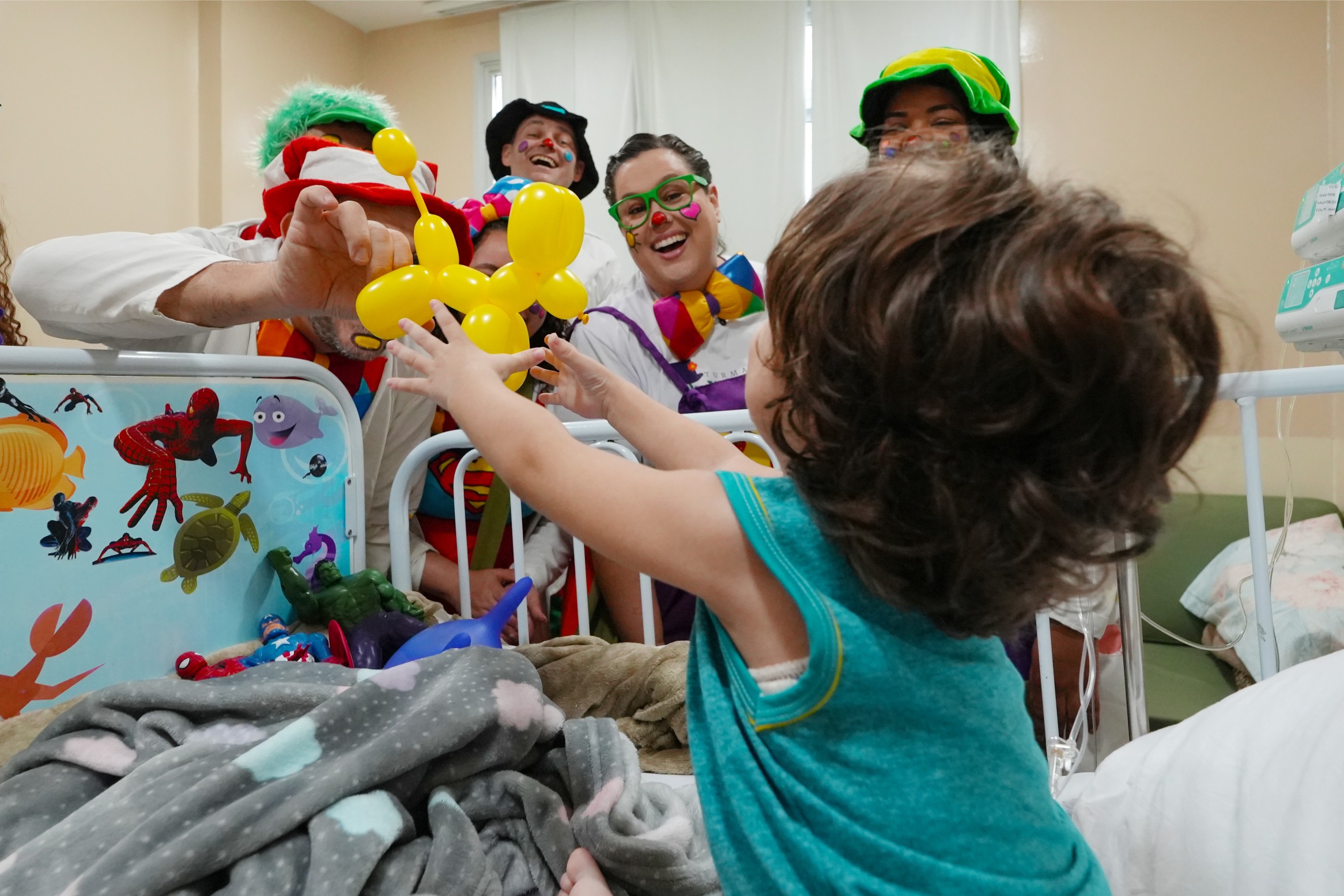 A Turma do Dr. Unimed é uma iniciativa que utiliza a arte da palhaçaria para promover bem-estar emocional em ambientes de saúde