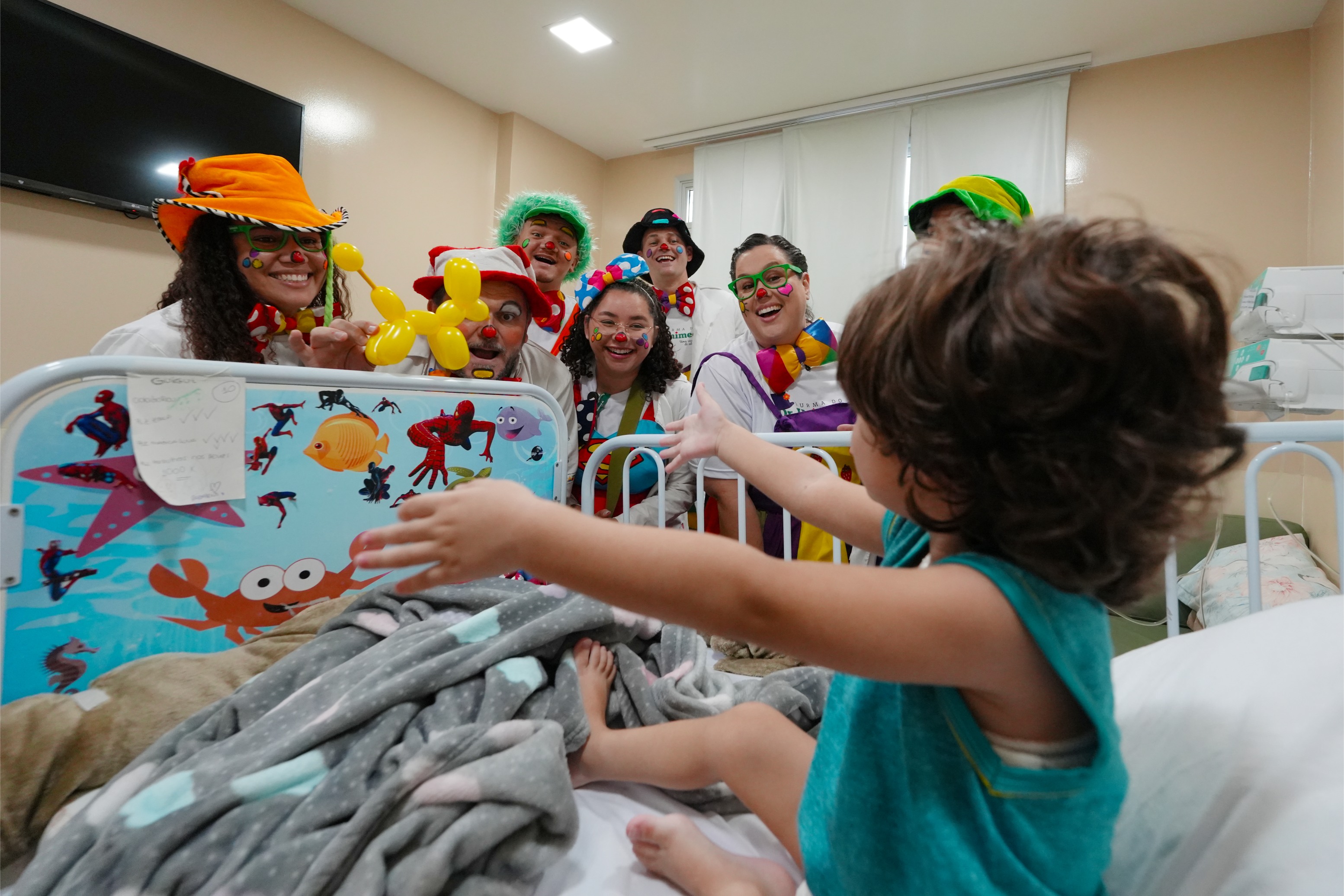 A Turma do Dr. Unimed é uma iniciativa que utiliza a arte da palhaçaria para promover bem-estar emocional em ambientes de saúde