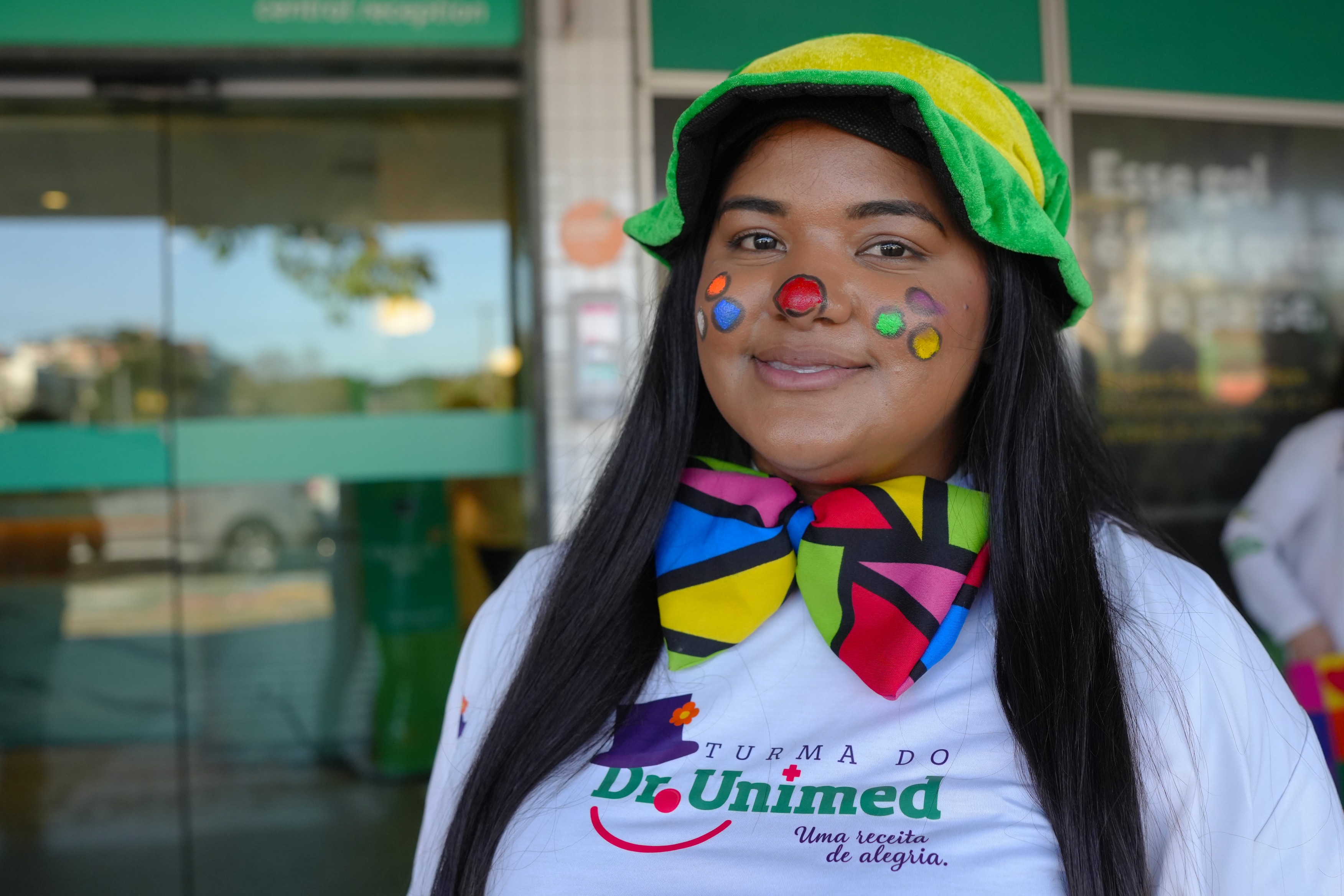 A Turma do Dr. Unimed é uma iniciativa que utiliza a arte da palhaçaria para promover bem-estar emocional em ambientes de saúde