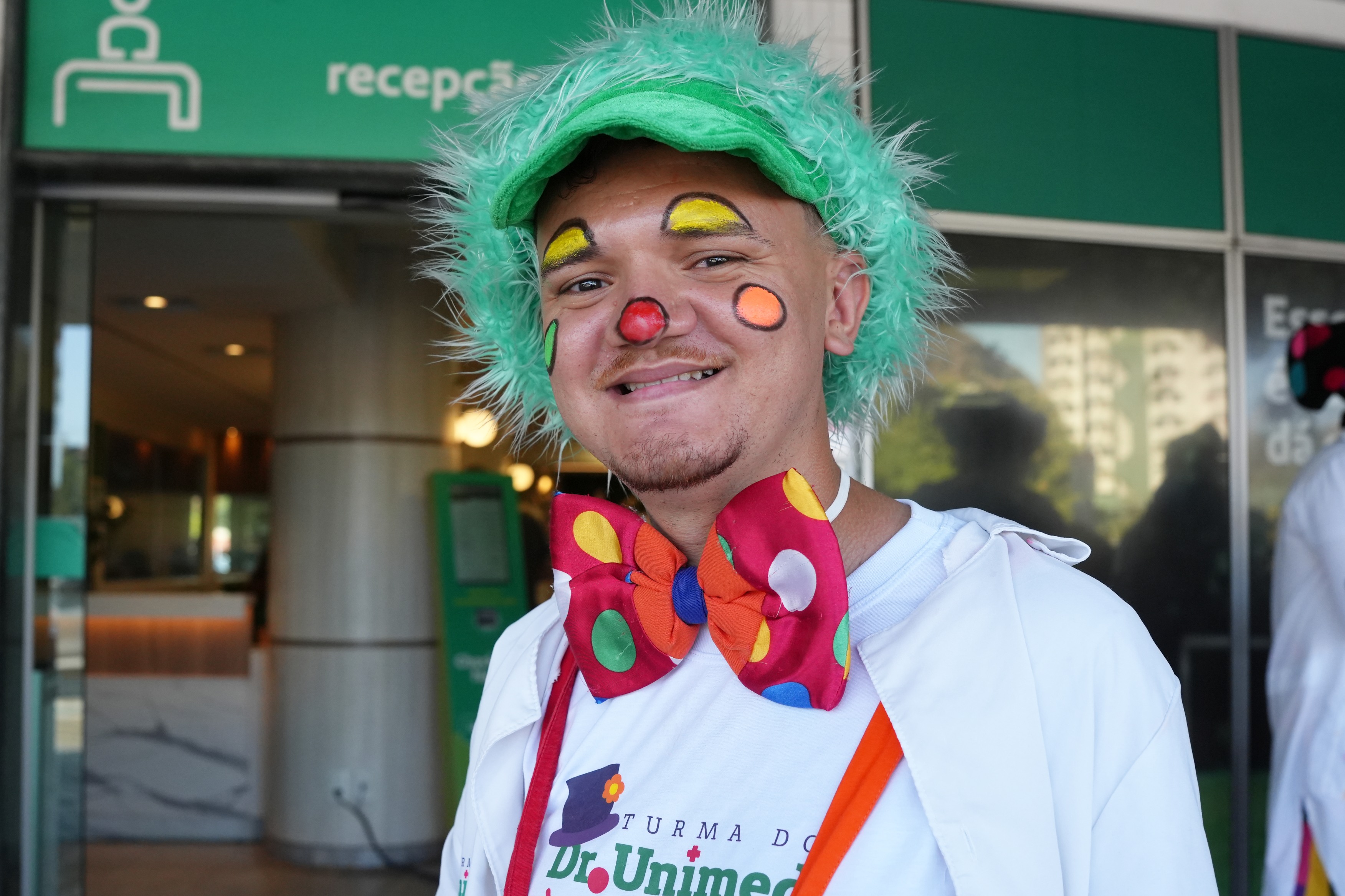 A Turma do Dr. Unimed é uma iniciativa que utiliza a arte da palhaçaria para promover bem-estar emocional em ambientes de saúde