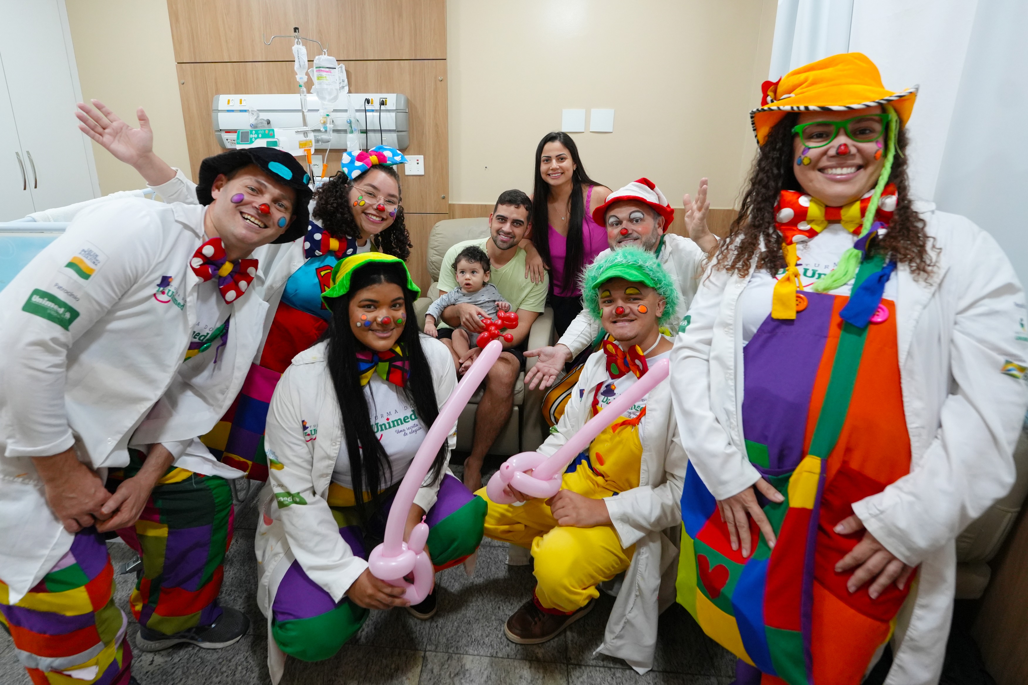 A Turma do Dr. Unimed é uma iniciativa que utiliza a arte da palhaçaria para promover bem-estar emocional em ambientes de saúde