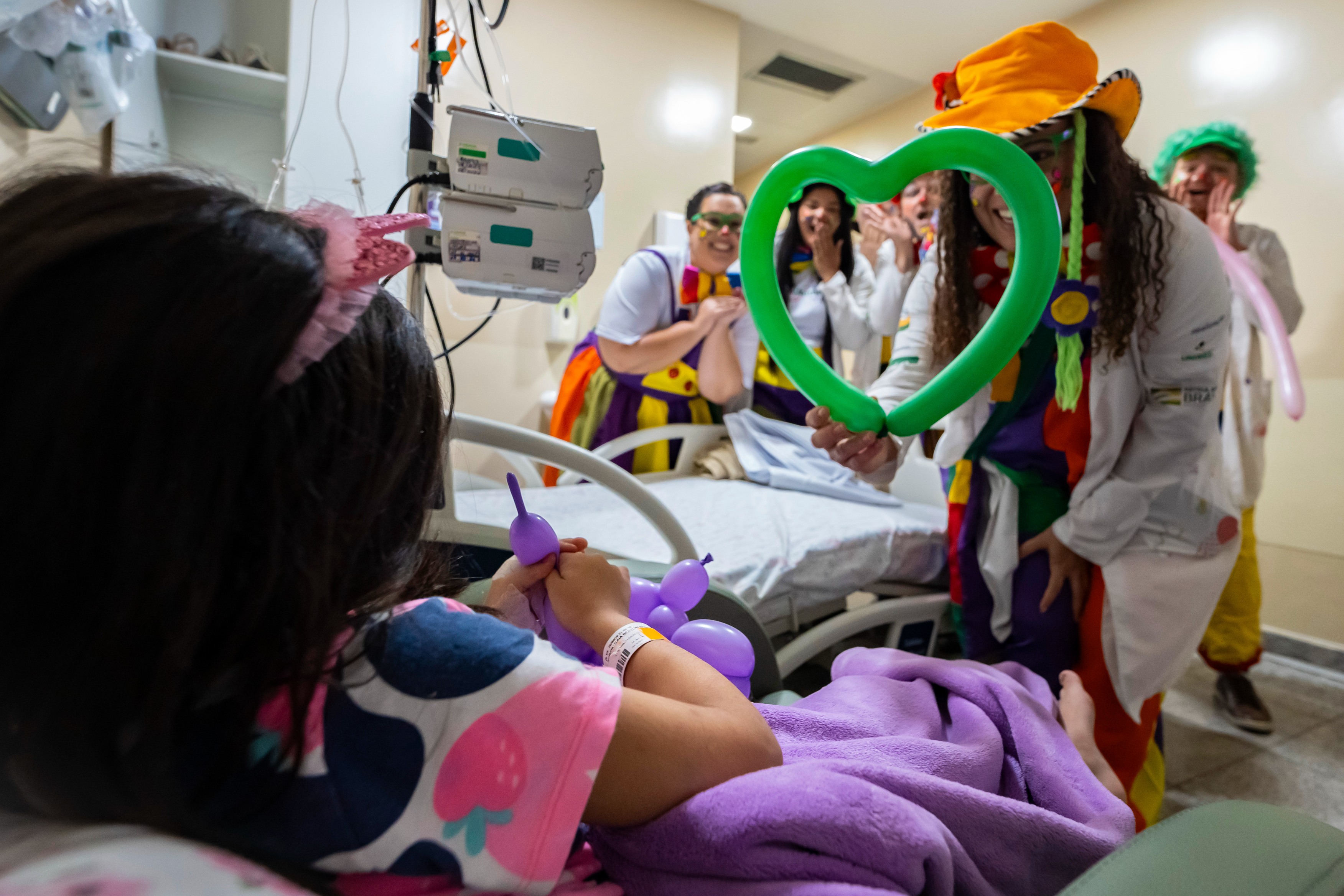 A Turma do Dr. Unimed é uma iniciativa que utiliza a arte da palhaçaria para promover bem-estar emocional em ambientes de saúde