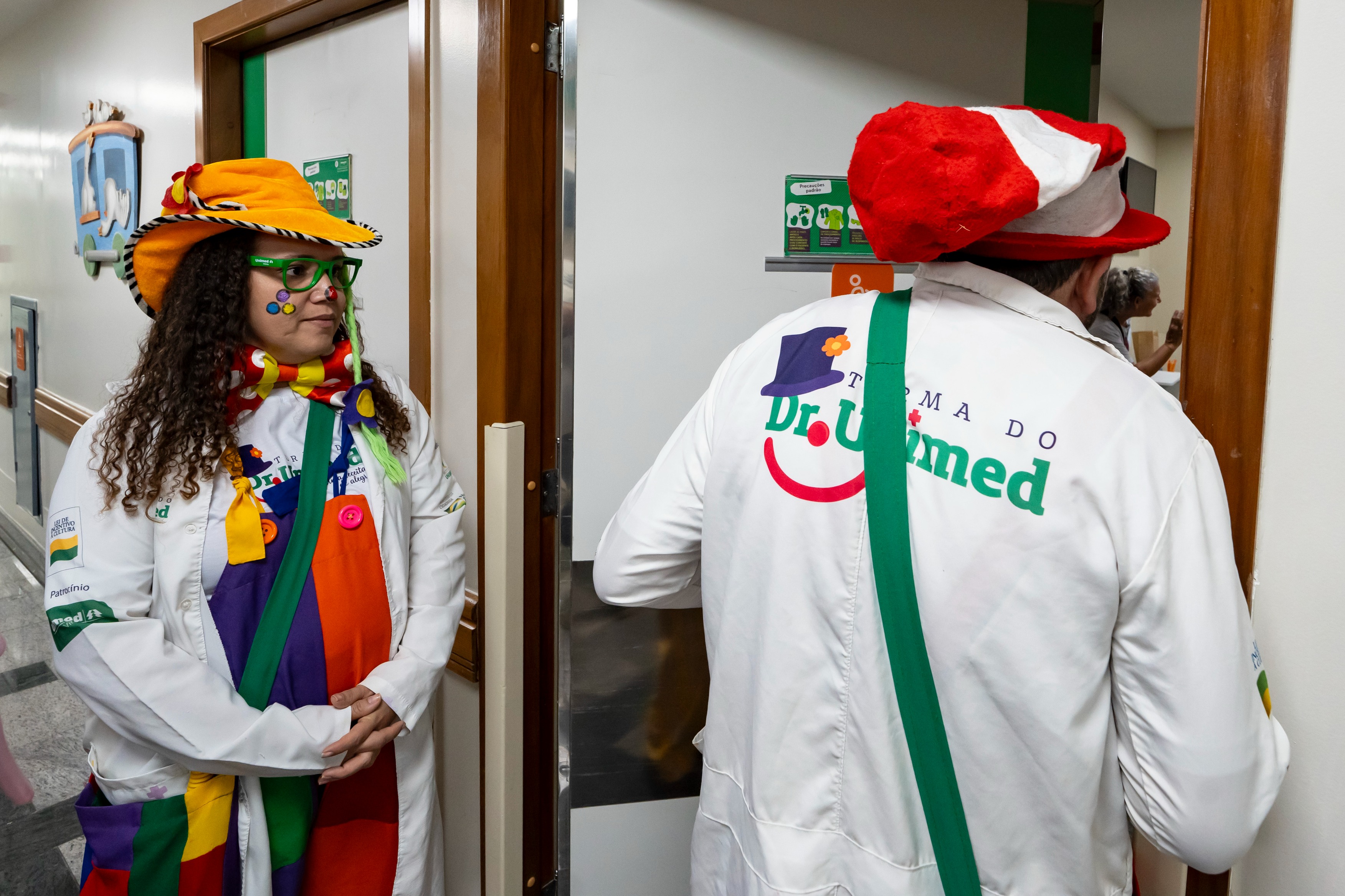 A Turma do Dr. Unimed é uma iniciativa que utiliza a arte da palhaçaria para promover bem-estar emocional em ambientes de saúde