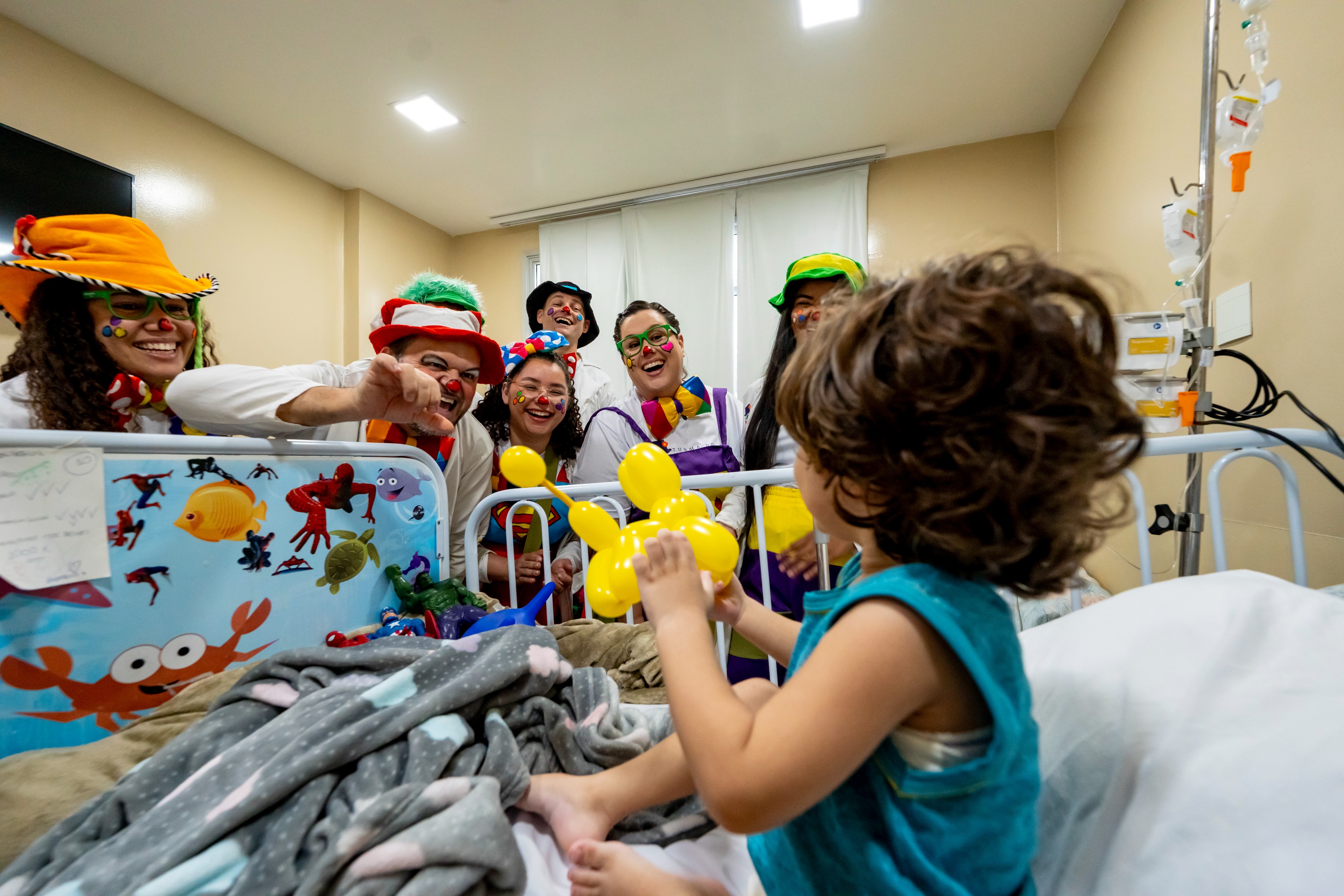 A Turma do Dr. Unimed é uma iniciativa que utiliza a arte da palhaçaria para promover bem-estar emocional em ambientes de saúde