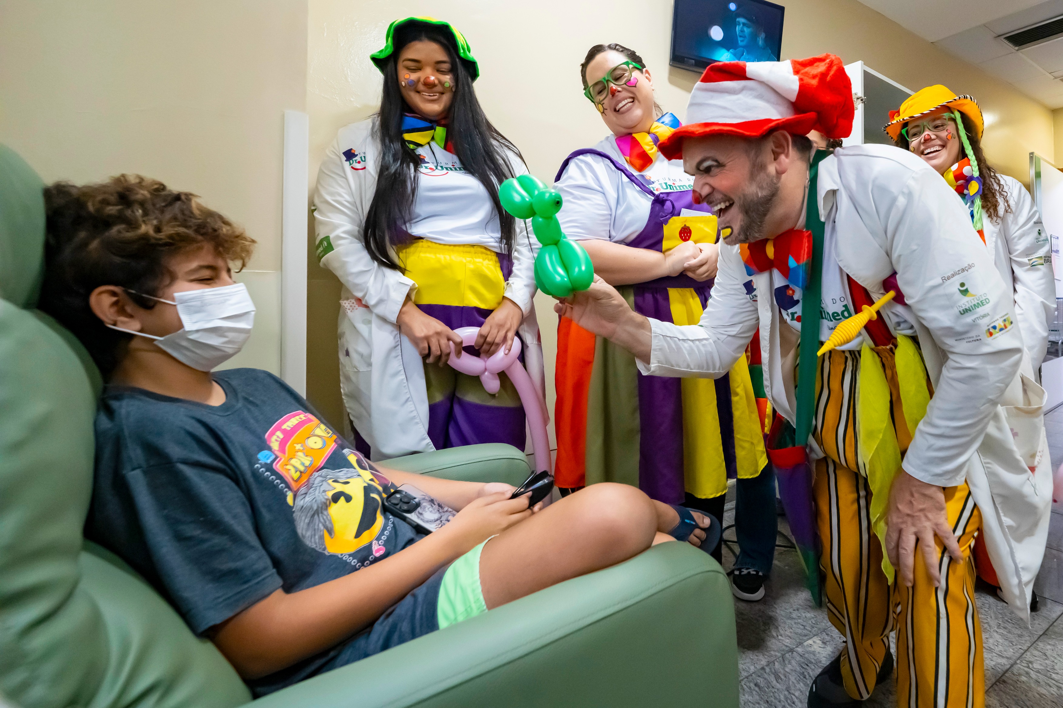 A Turma do Dr. Unimed é uma iniciativa que utiliza a arte da palhaçaria para promover bem-estar emocional em ambientes de saúde
