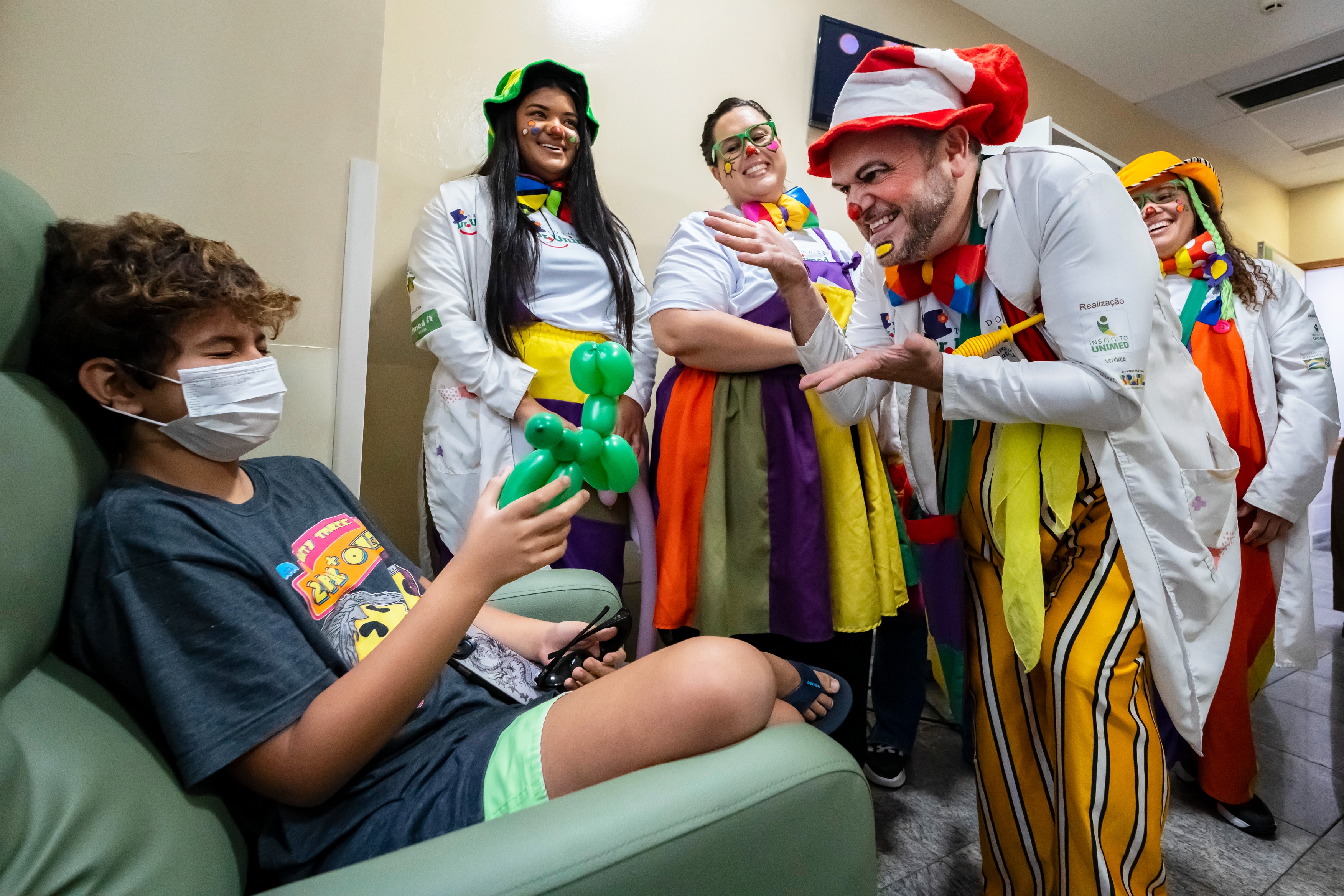 A Turma do Dr. Unimed é uma iniciativa que utiliza a arte da palhaçaria para promover bem-estar emocional em ambientes de saúde