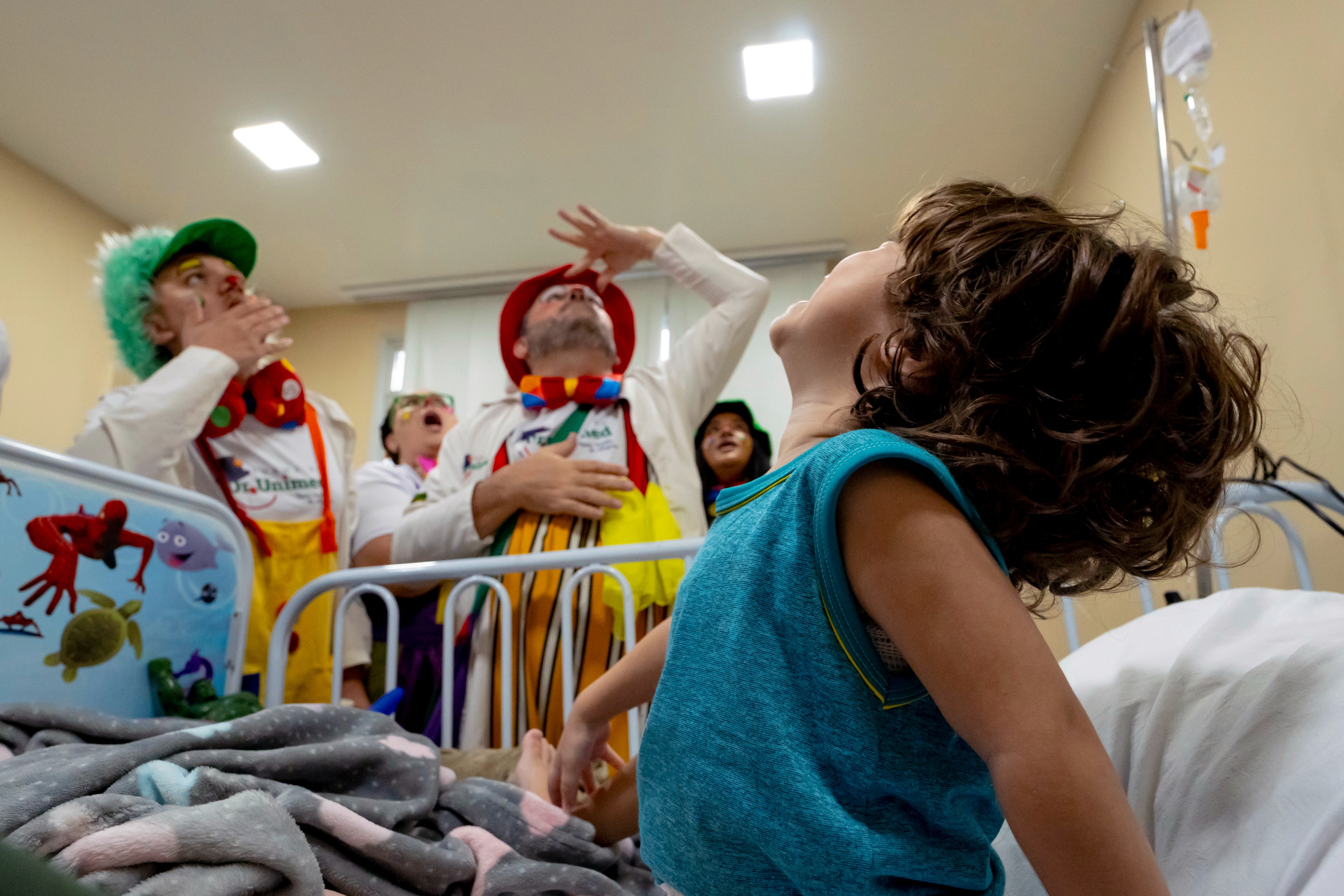 A Turma do Dr. Unimed é uma iniciativa que utiliza a arte da palhaçaria para promover bem-estar emocional em ambientes de saúde