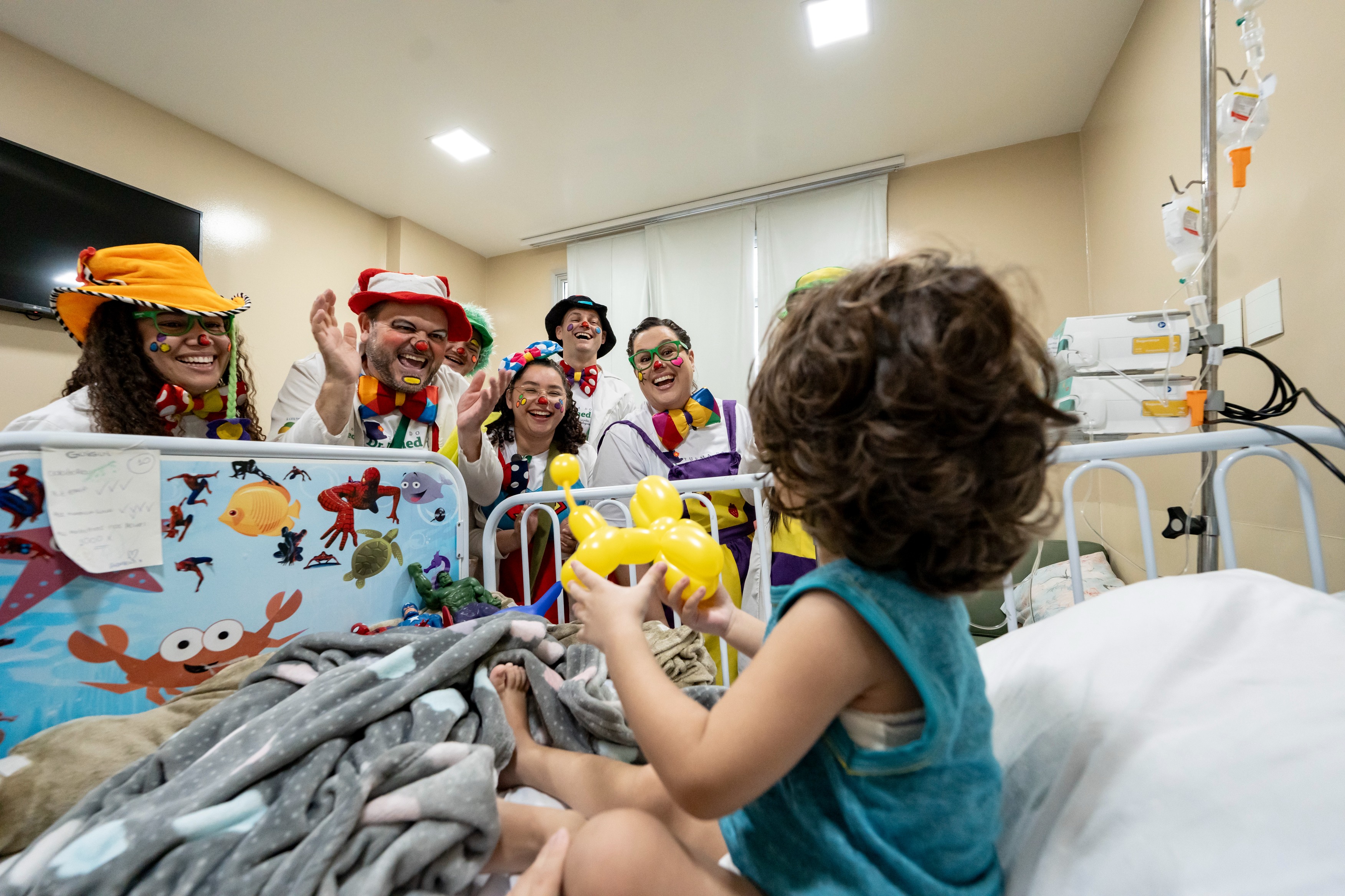 A Turma do Dr. Unimed é uma iniciativa que utiliza a arte da palhaçaria para promover bem-estar emocional em ambientes de saúde