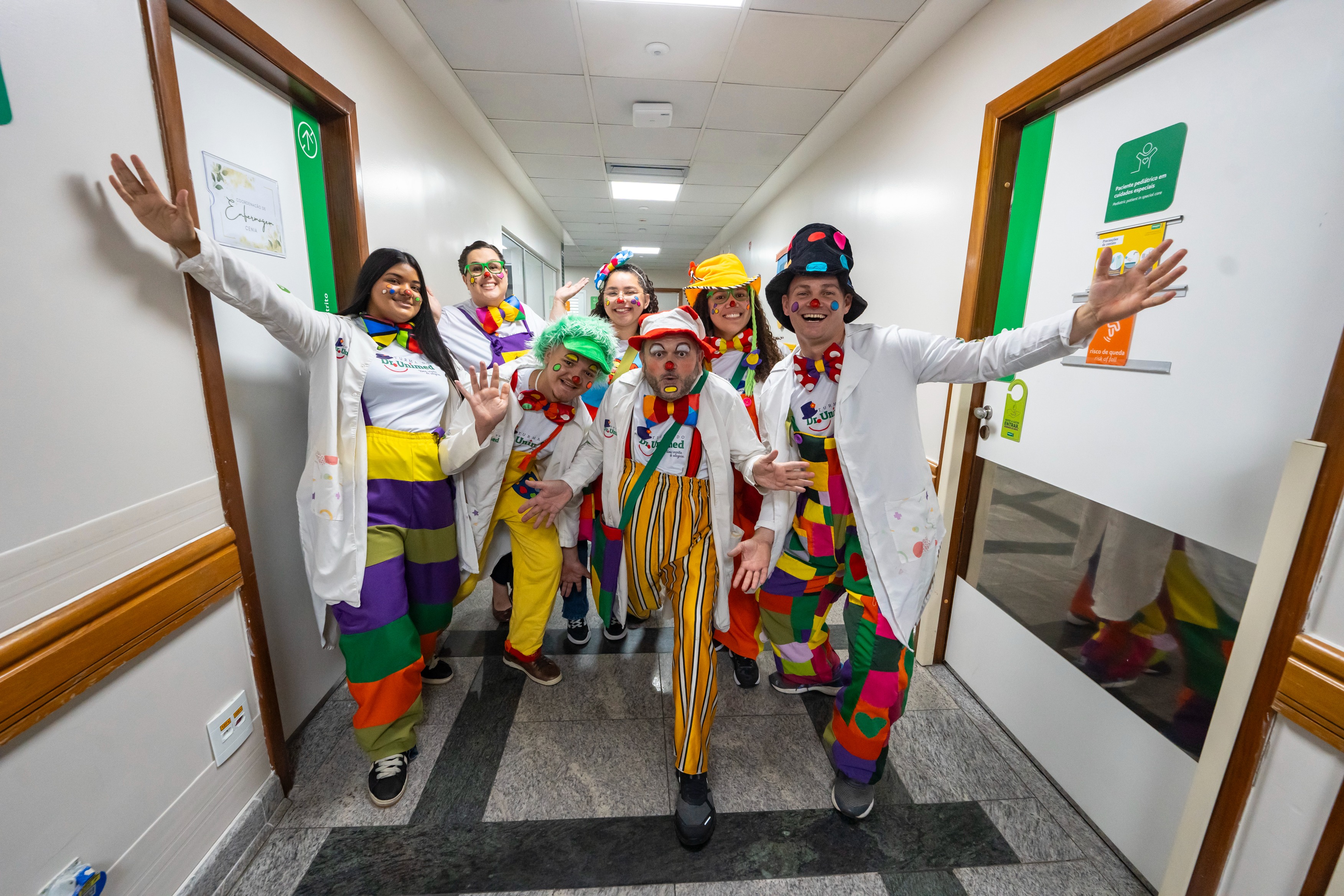 A Turma do Dr. Unimed é uma iniciativa que utiliza a arte da palhaçaria para promover bem-estar emocional em ambientes de saúde