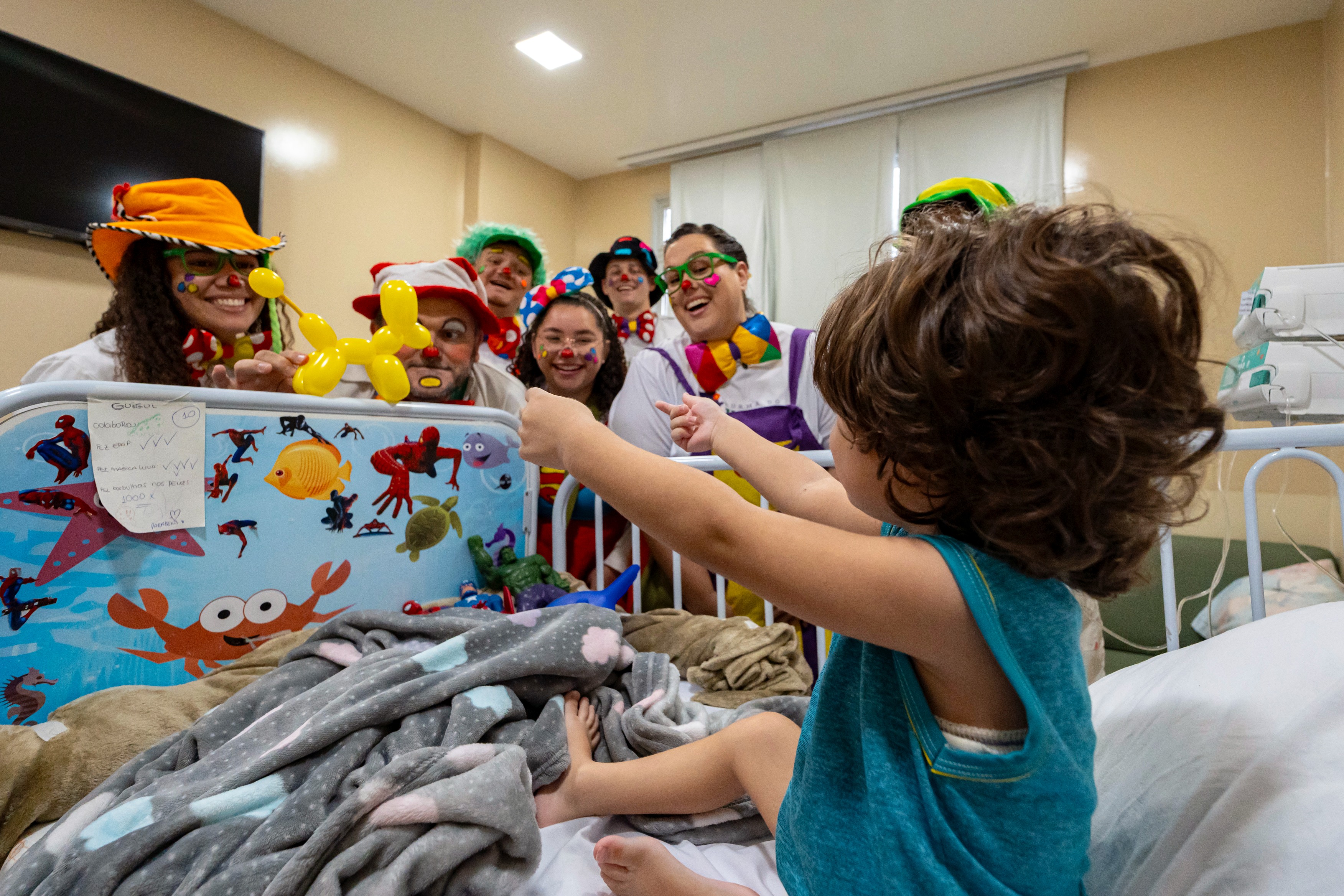 A Turma do Dr. Unimed é uma iniciativa que utiliza a arte da palhaçaria para promover bem-estar emocional em ambientes de saúde