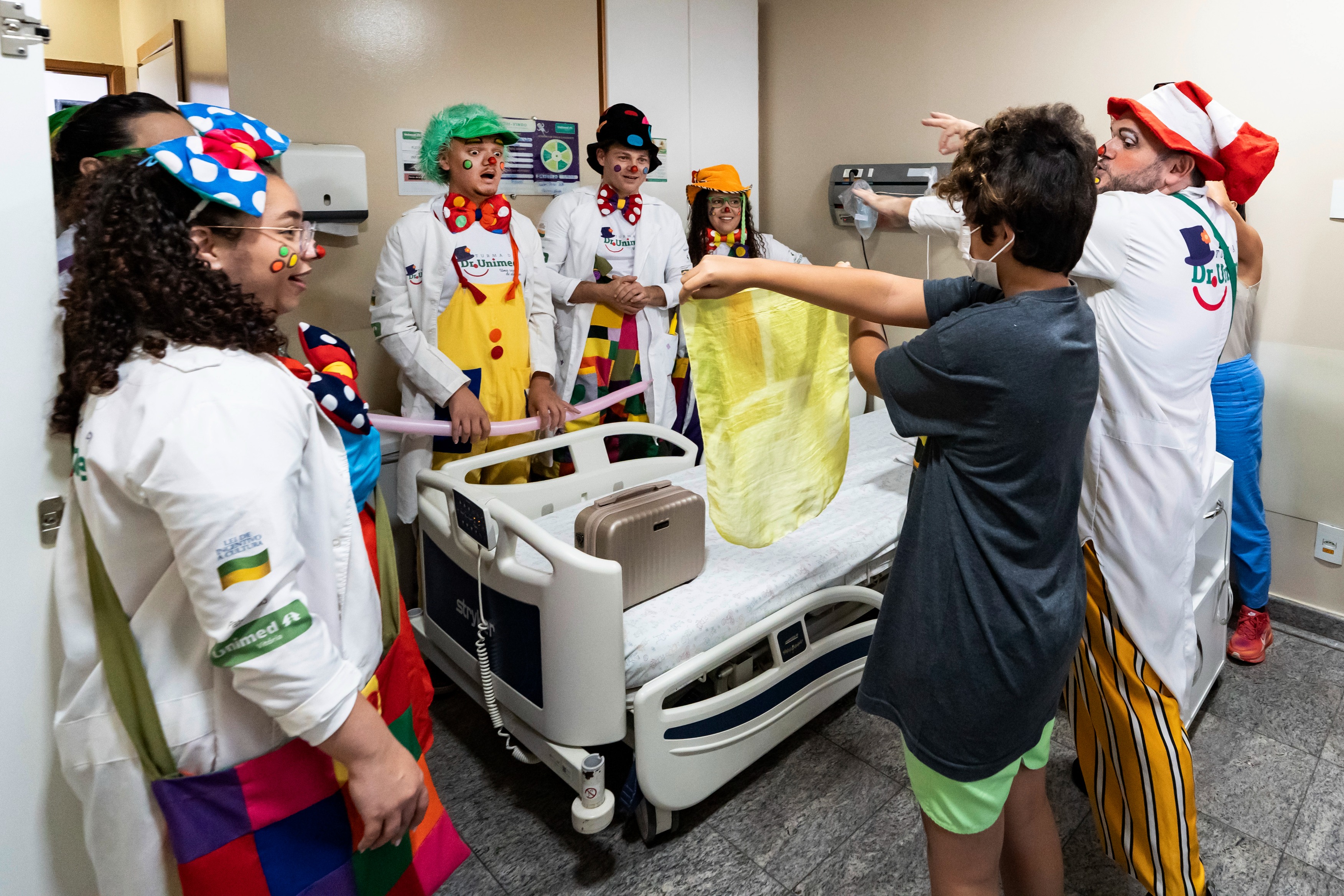 A Turma do Dr. Unimed é uma iniciativa que utiliza a arte da palhaçaria para promover bem-estar emocional em ambientes de saúde