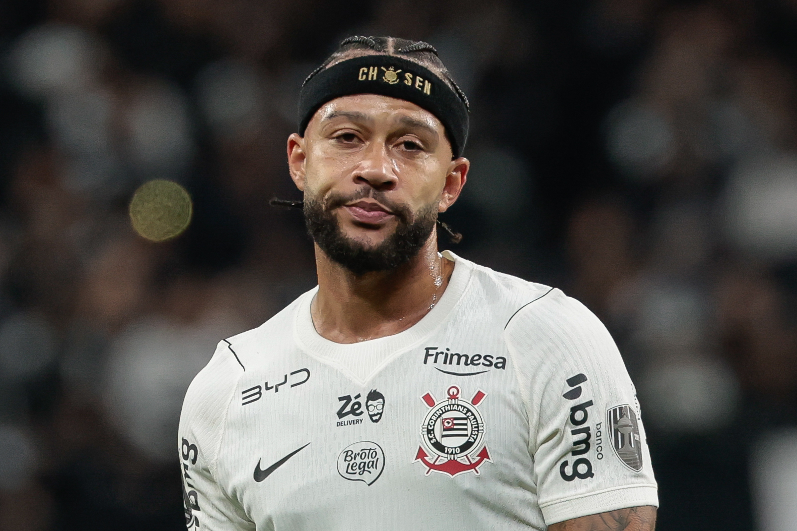 Um mês após ter renovado o contrato, Memphis perdeu pênalti decisivo para o Corinthians