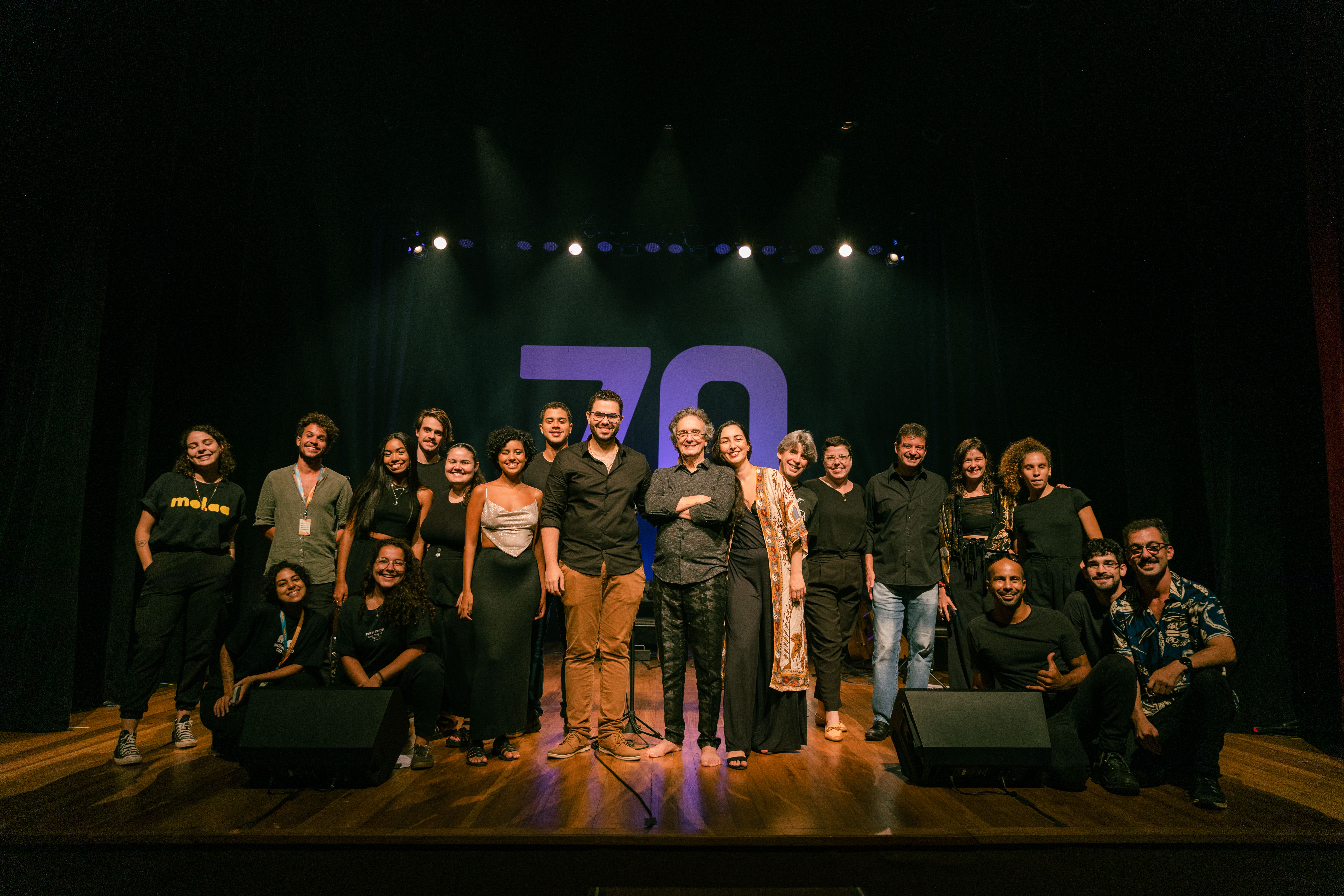 Cantor, compositor e violonista apresenta versão do espetáculo “Carlos Papel 70, Ao Vivo”
