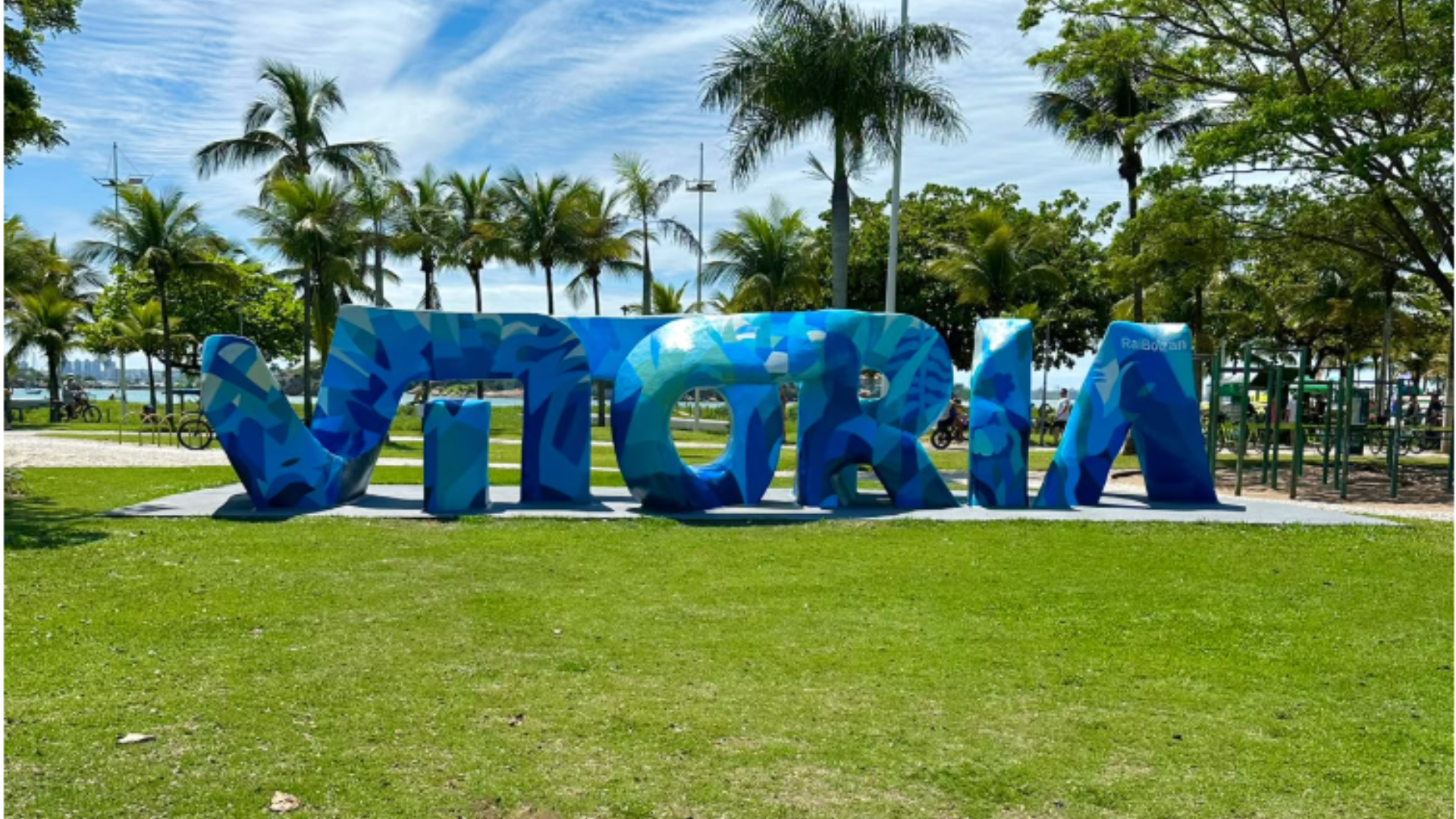 Nova versão do "Vitória 360°" pintada em tons que combinam com a paissagem local