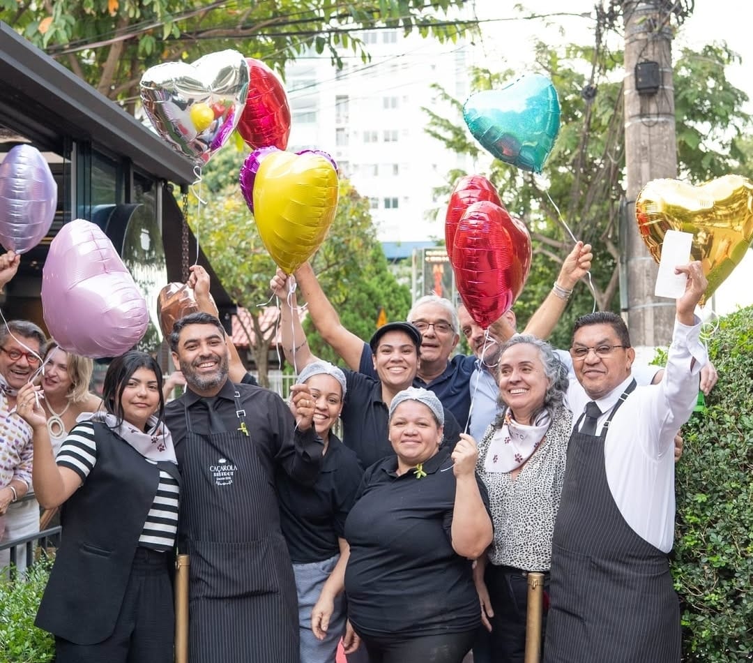Pessoas se divertindo no Fête de la Musique, realizado em junho Caçarola Bistrô, no Barro Vermelho