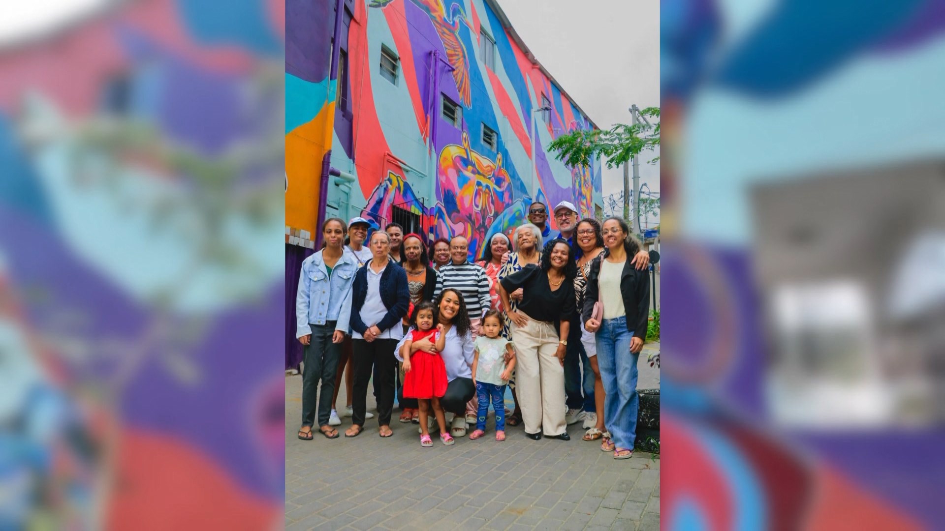Filhos, netos, bisnetos e tataranetos reunidos para registrar em uma foto a homenagem feita à matriarca