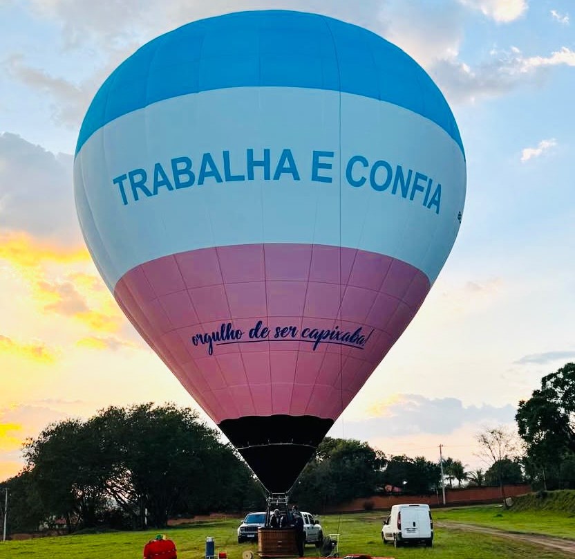 O balão completo, com cesto, três botijas de gás propano, maçarico e envelope, pesa cerca de 350 kg