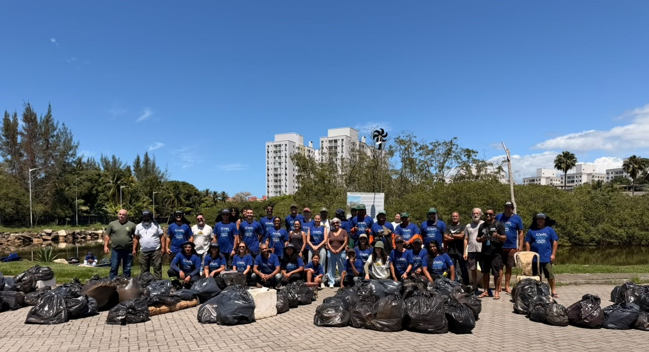 Cerca de 500 kg de resíduos foram retirados do Rio Jacaraípe por 80 voluntários