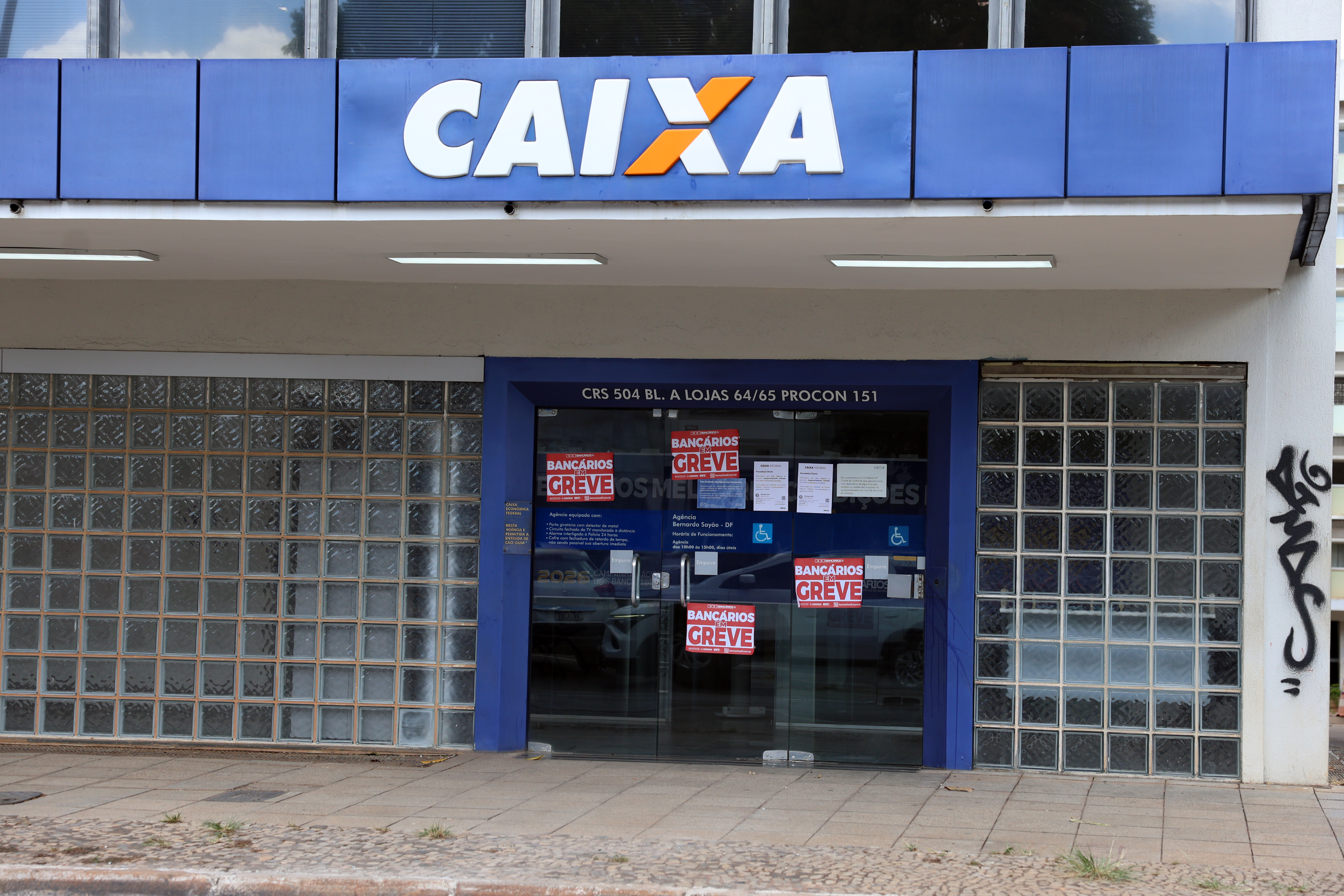 Fachada do banco Caixa Econômica com portas fechadas