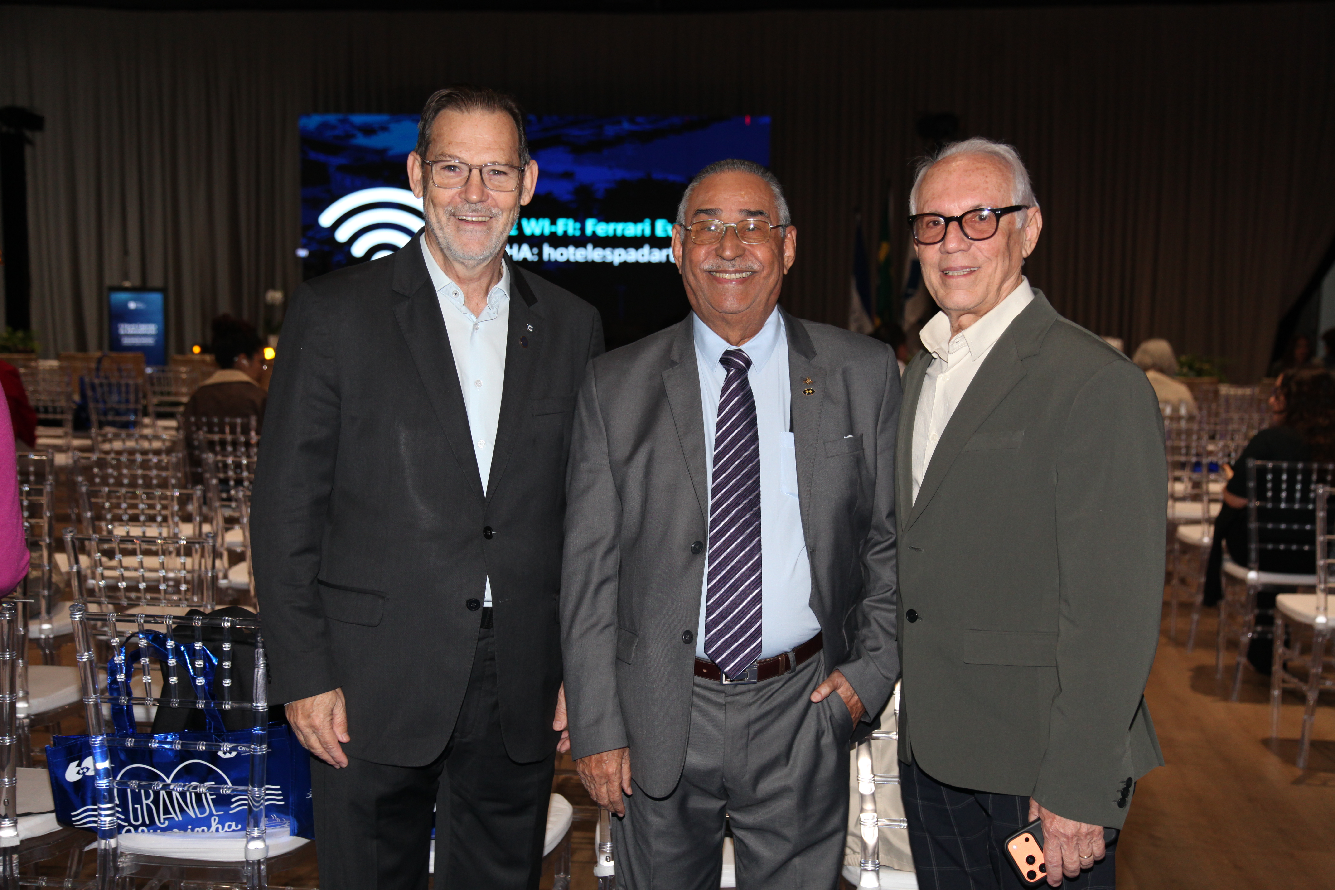 O presidente da Junta Comercial do ES (Jucees), Paulo Menegueli; o presidente do CRA-ES, Adm. Flávio Celso; e o vice-presidente da Fecomércio-ES, José Carlos Bergamin