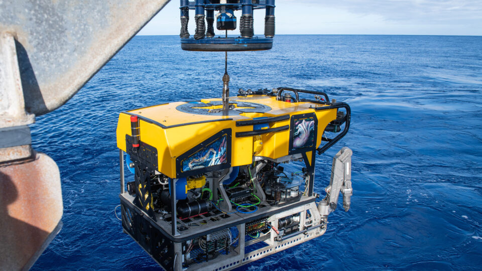 O trabalho será feito também com o auxílio de um ROV (Veículo Operado Remotamente), equipamento controlado por pilotos do navio e equipado com câmeras de alta resolução e ferramentas para coleta de materiais