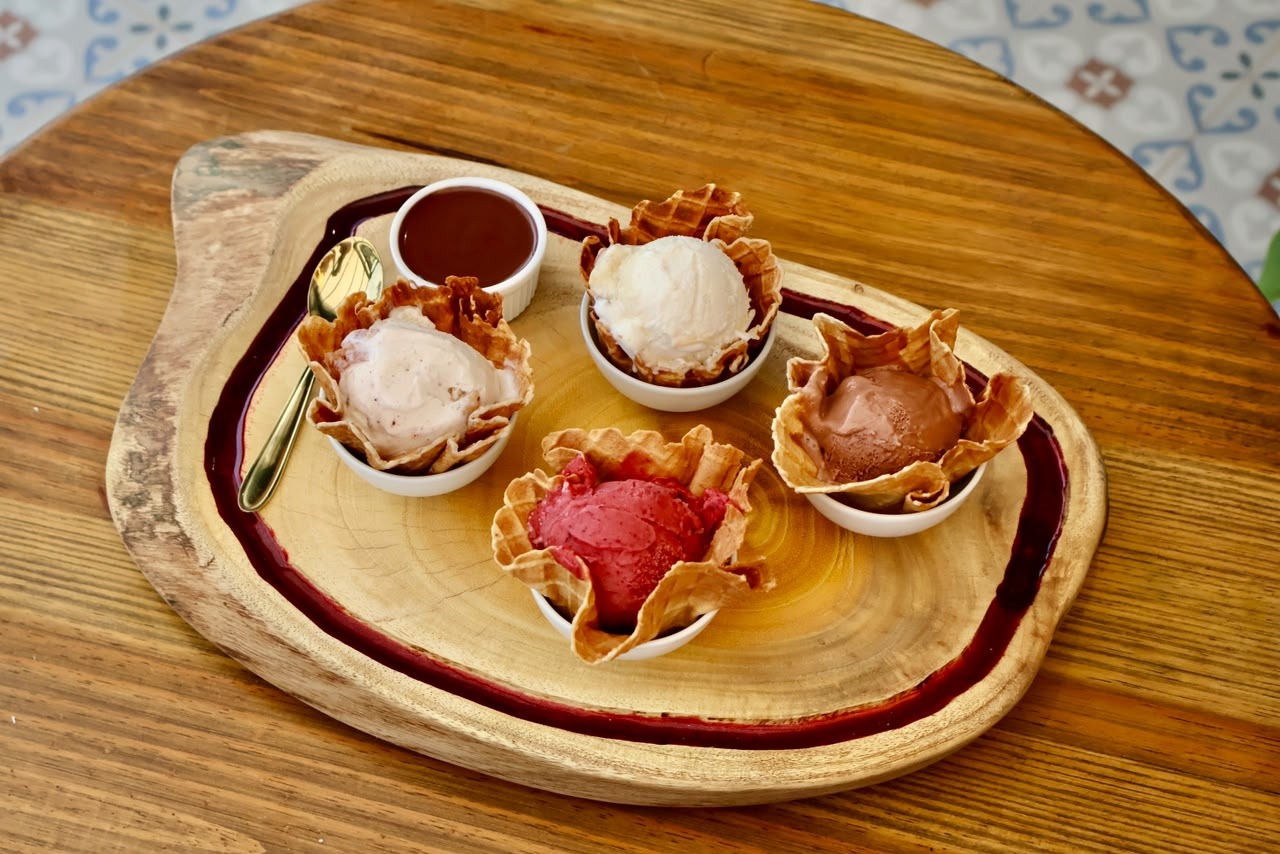 Tábua de gelatos da Le Gustto Gelateria e Café, em Pedra Azul