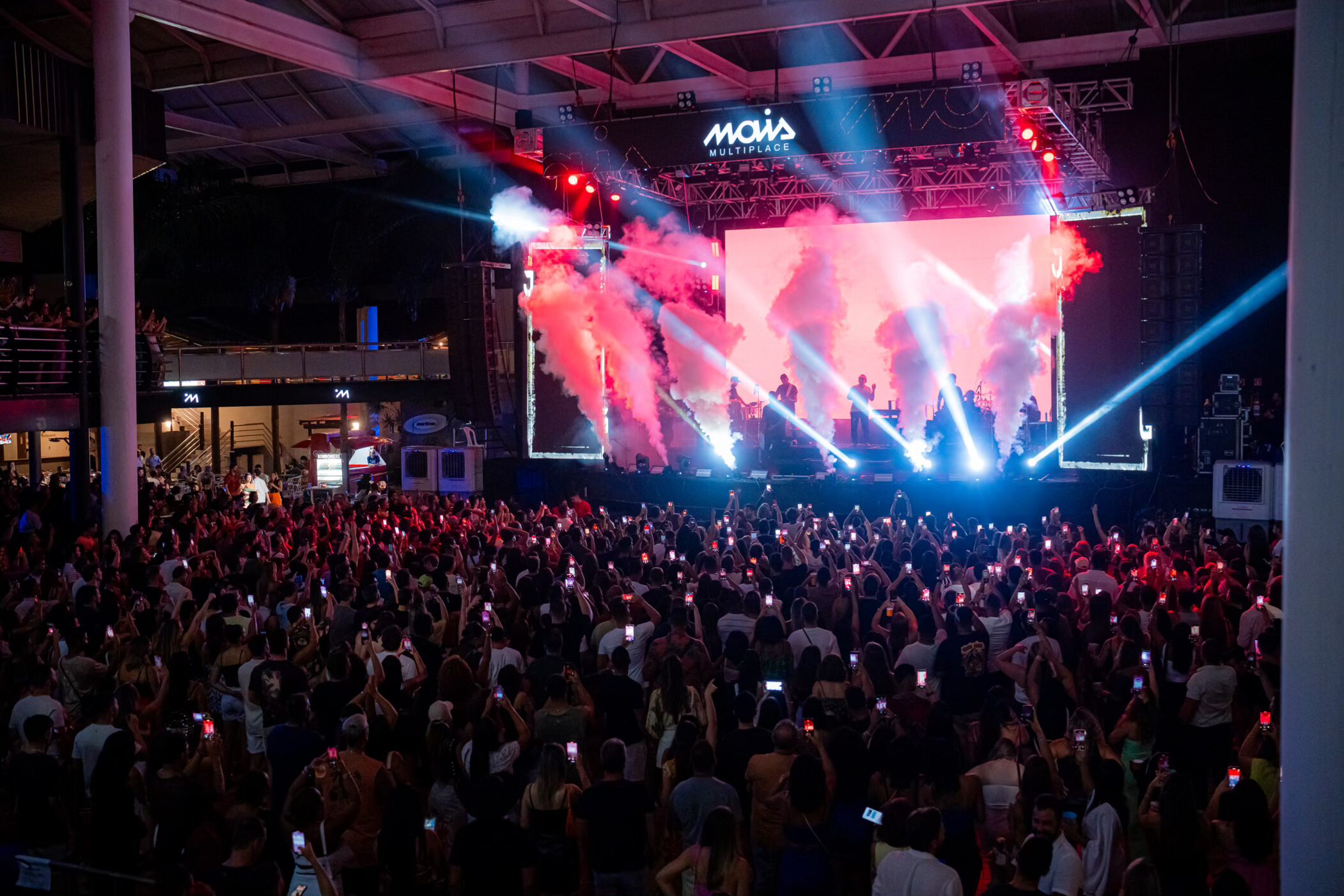 Shows de artistas nacionais sempre atraíram centenas de pessoas ao Multiplace Mais