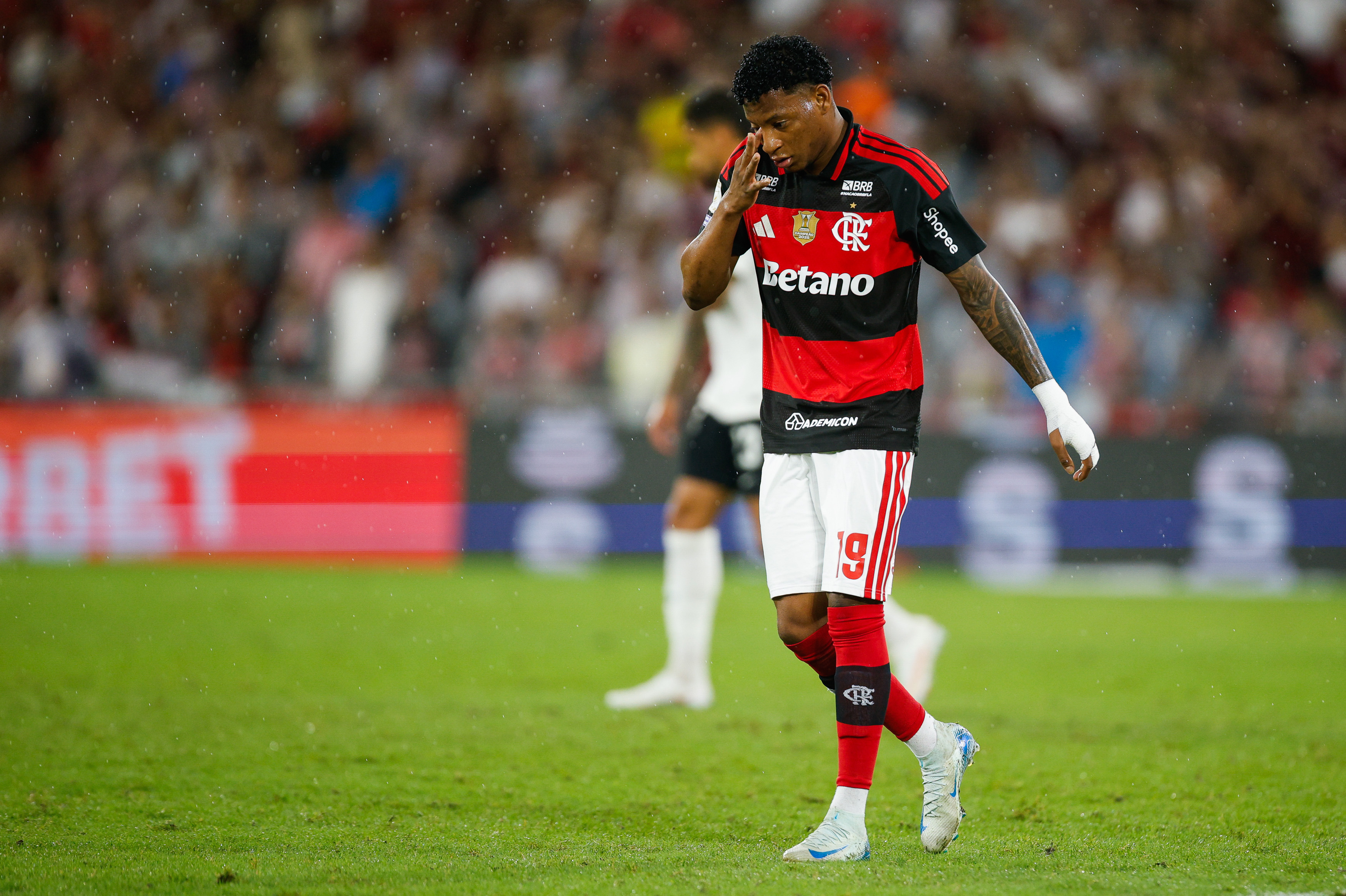 Gonzalo Plata é cortado de amistosos do Equador por lesão e preocupa Flamengo em 'decisões'