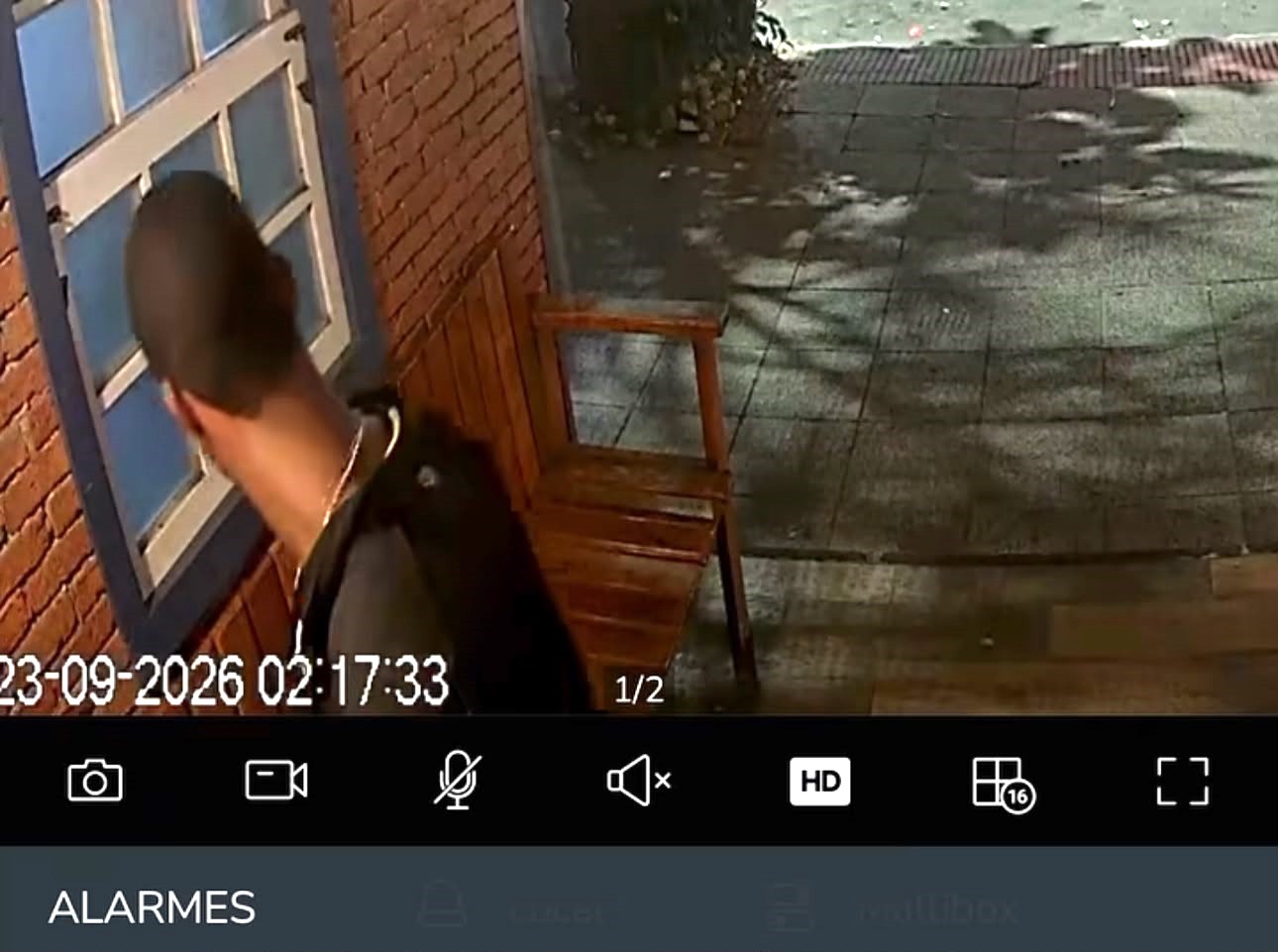 Câmera de videomonitoramento capta o momento em que um homem furta fios externos da mercearia