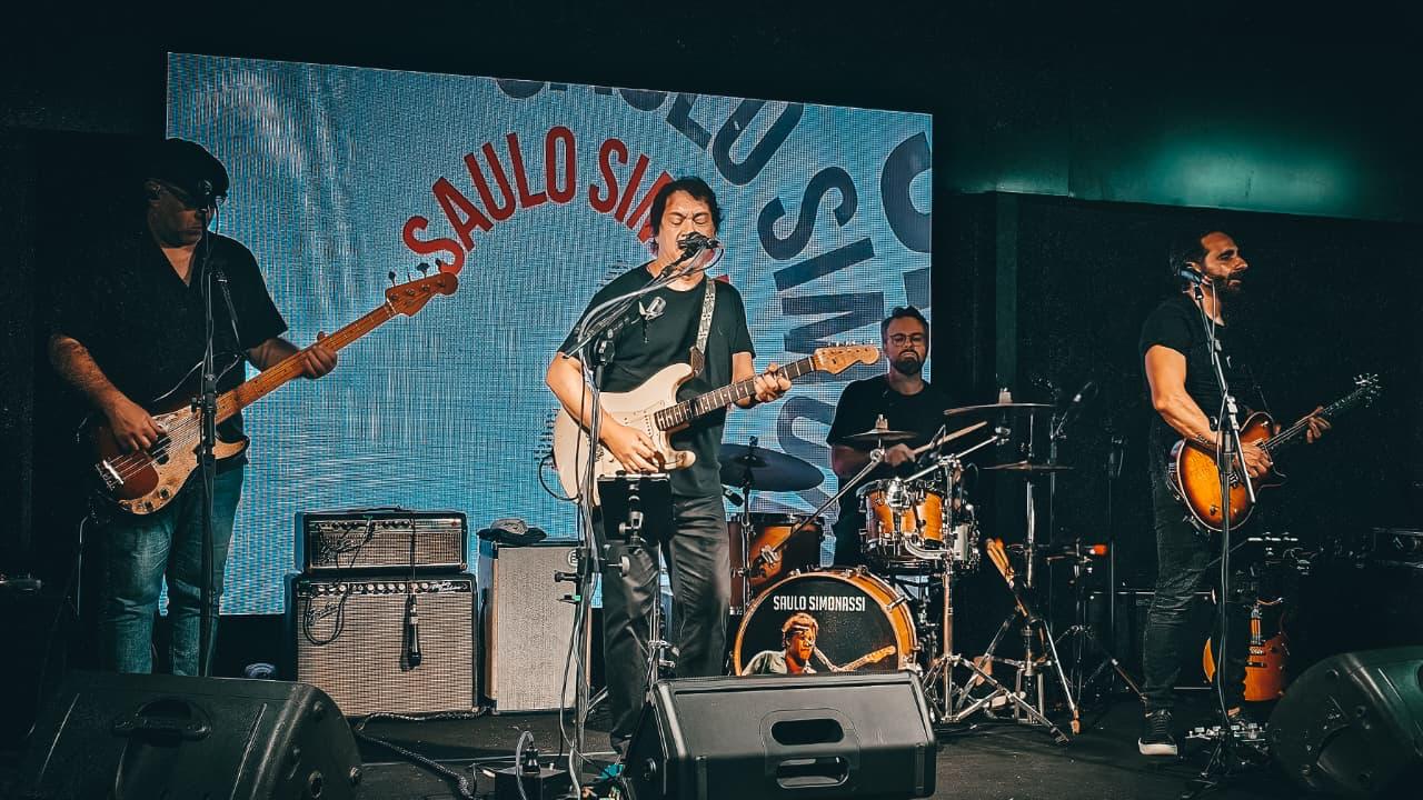O músico Saulo Simonassi e banda