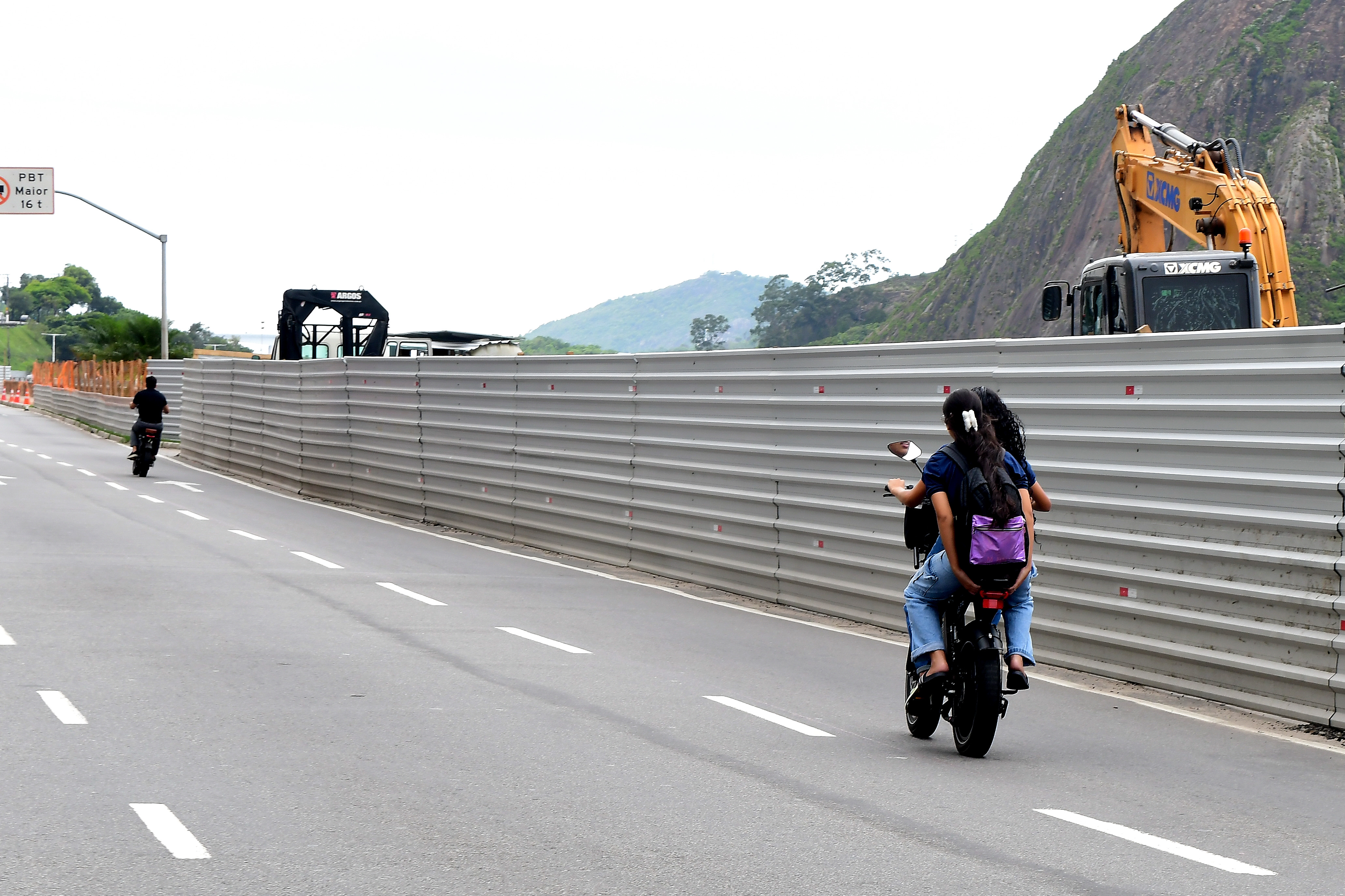 Por conta do isolamento para obras no calçadão da Beira-Mar, ciclistas se arriscam trafegando pelas pistas ao lado dos carros