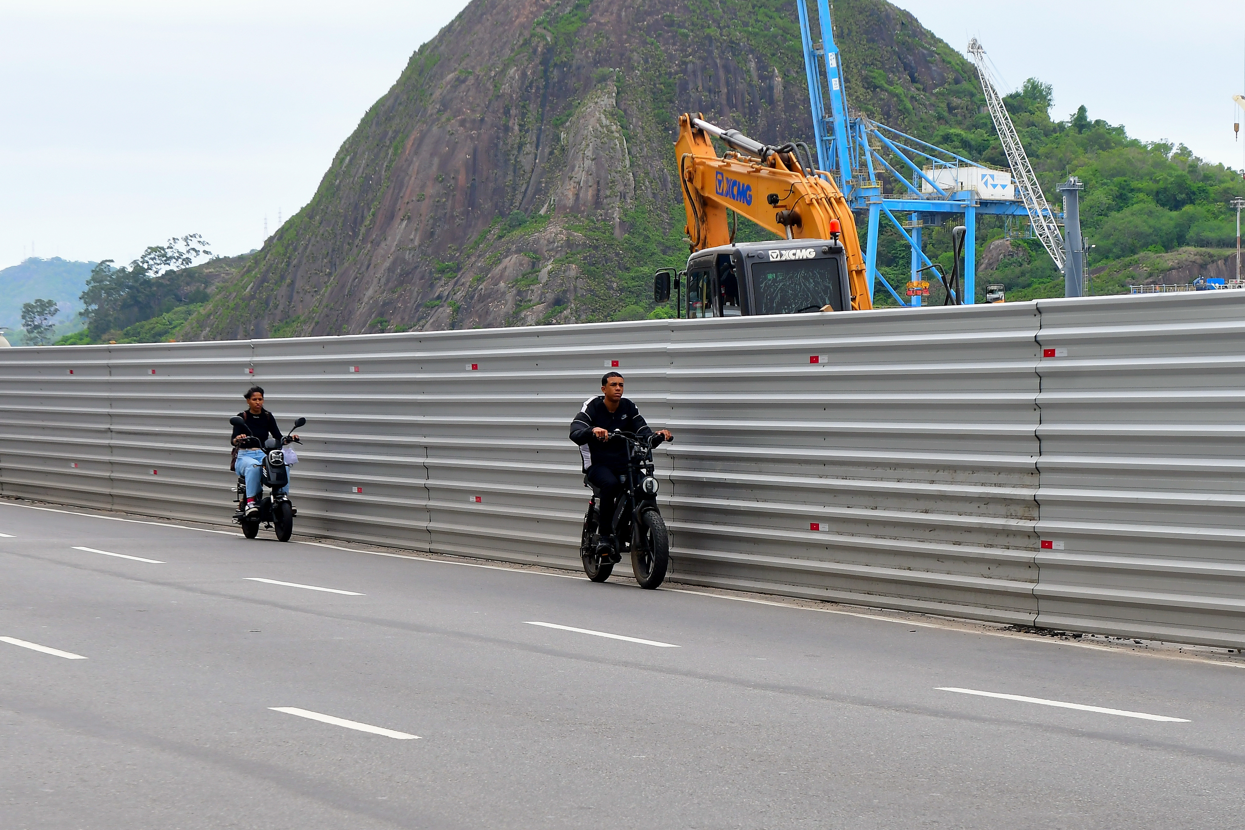 Por conta do isolamento para obras no calçadão da Beira-Mar, ciclistas se arriscam trafegando pelas pistas ao lado dos carros
