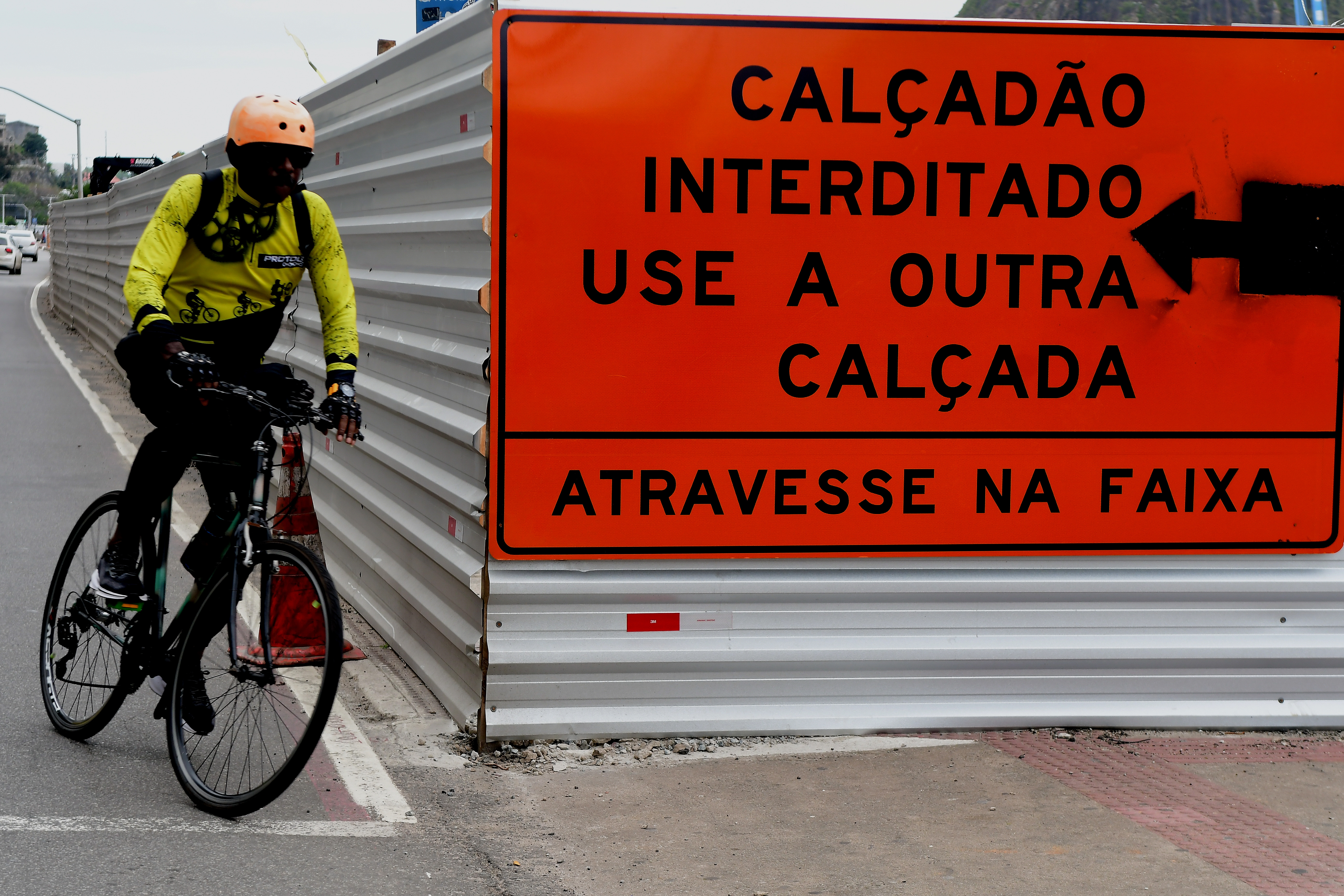 Por conta do isolamento para obras no calçadão da Beira-Mar, ciclistas se arriscam trafegando pelas pistas ao lado dos carros