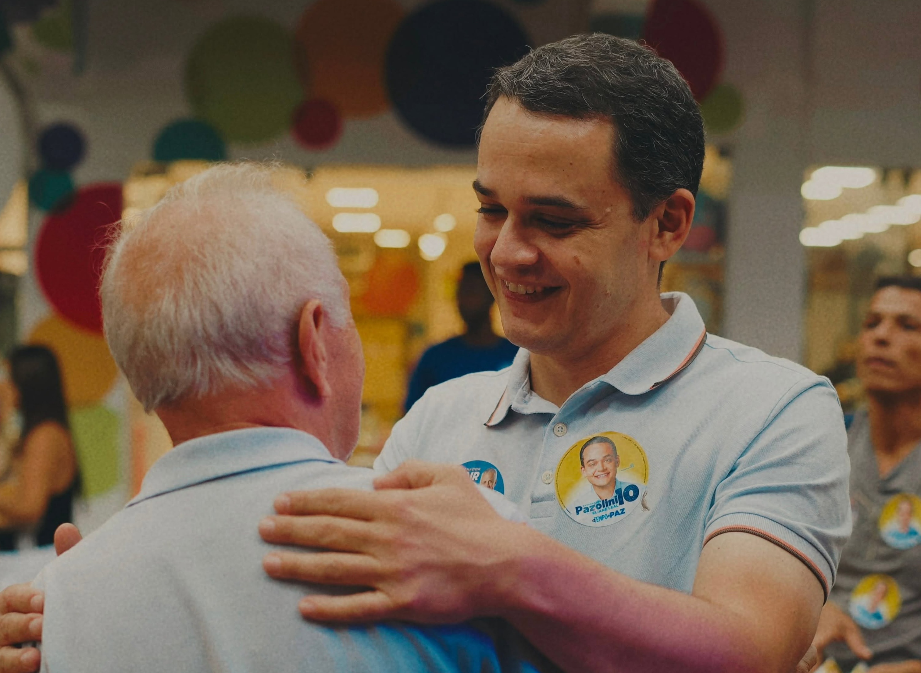 Lorenzo Pazolini abraça idoso durante ato de campanha nas ruas
