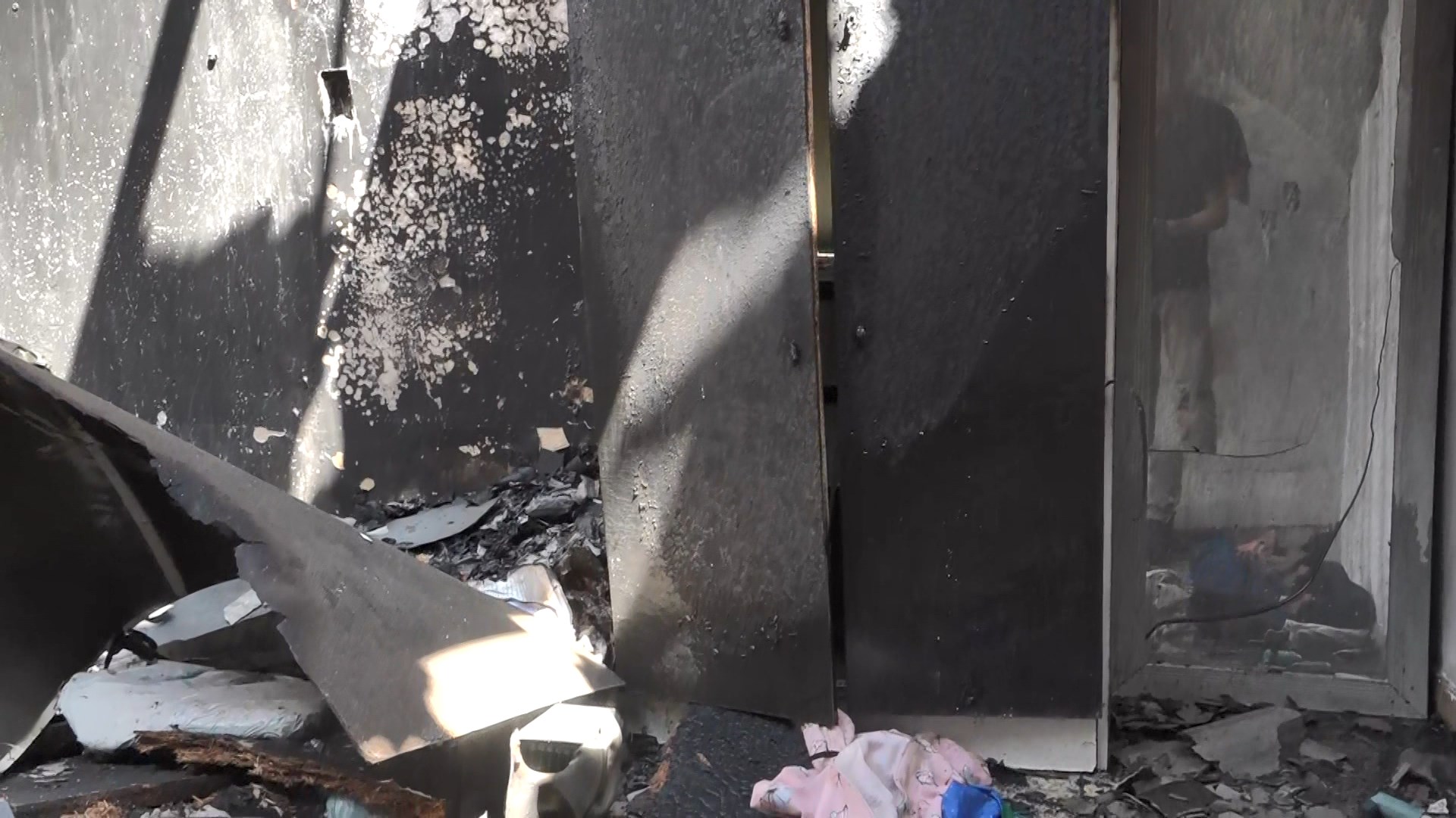 MULHER É PRESA DEPOIS DE COLOCAR FOGO NA CASA