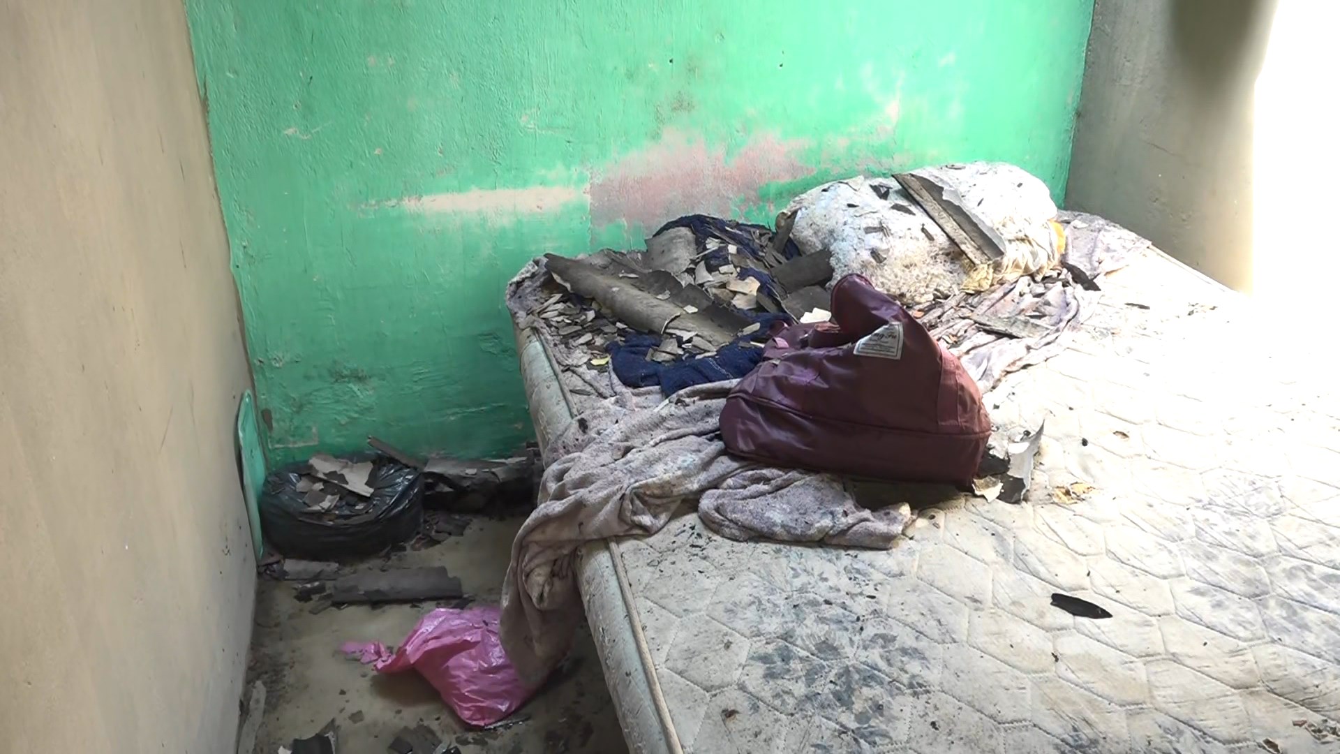 MULHER É PRESA DEPOIS DE COLOCAR FOGO NA CASA