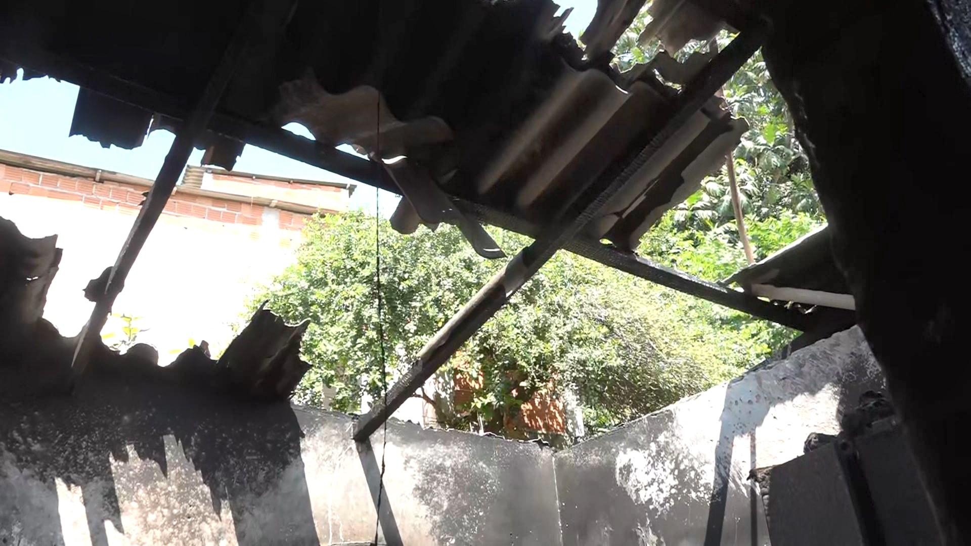 MULHER É PRESA DEPOIS DE COLOCAR FOGO NA CASA