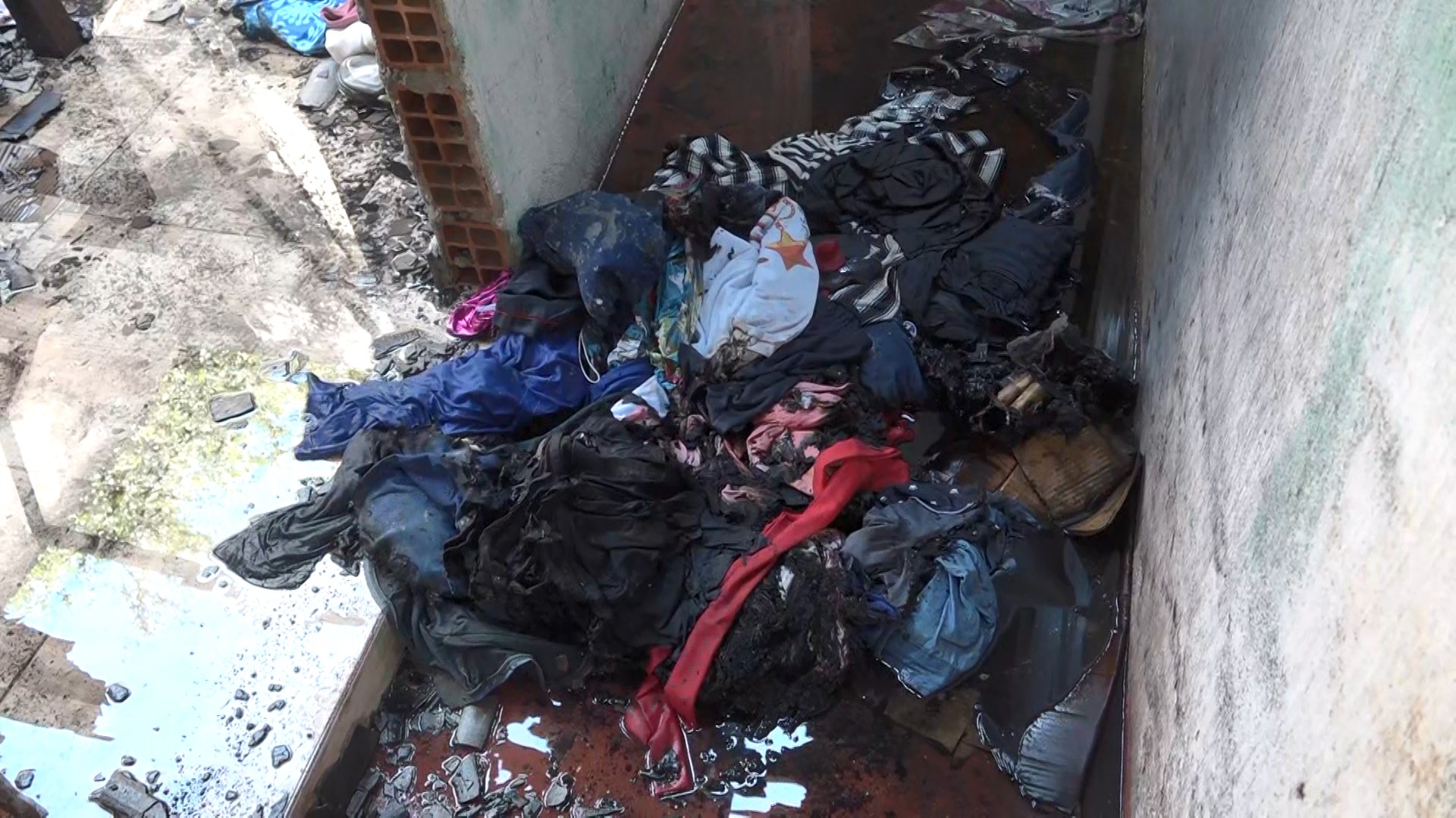 MULHER É PRESA DEPOIS DE COLOCAR FOGO NA CASA