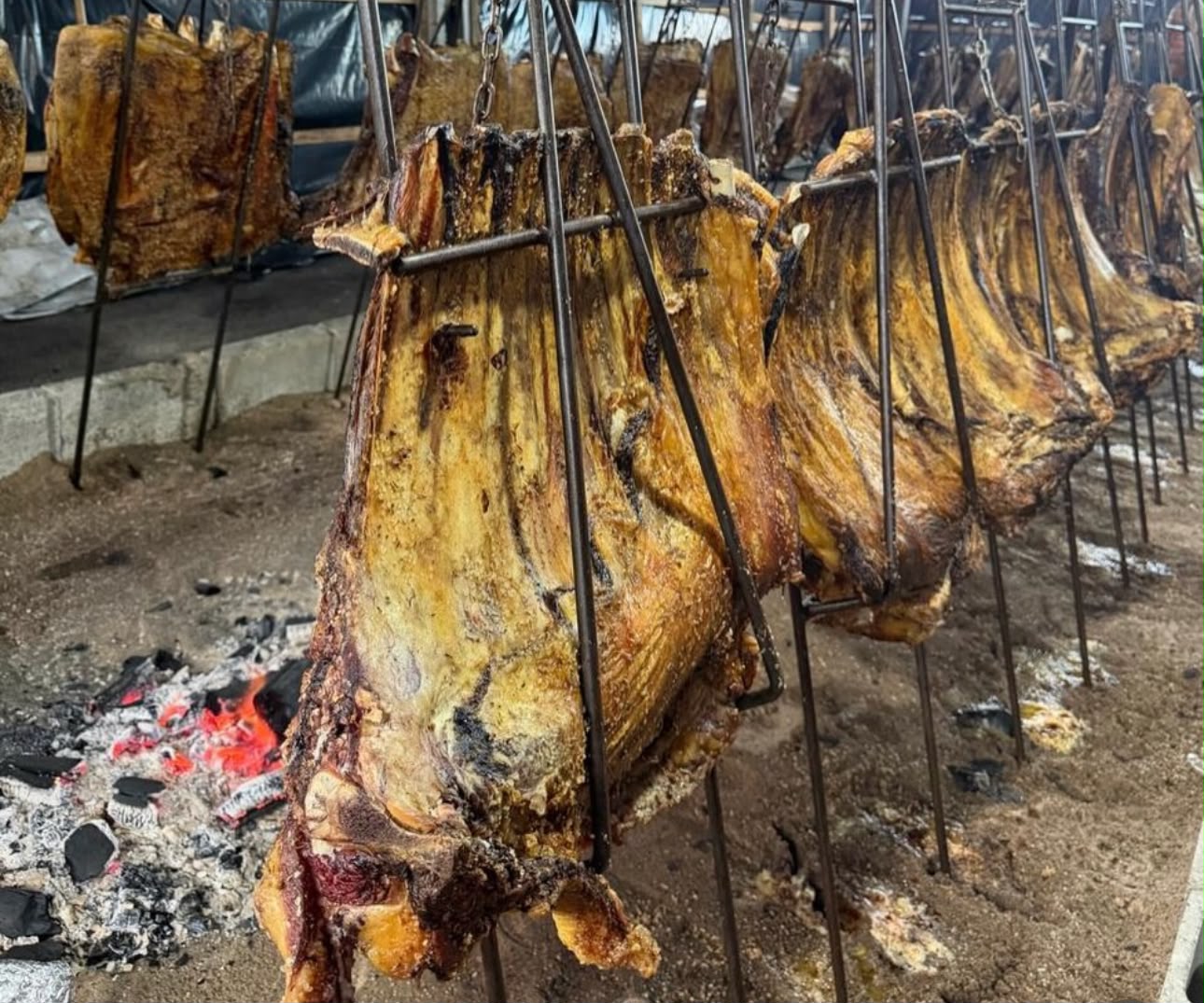 Costelas sendo assadas na festa da Paróquia Bom Pastor