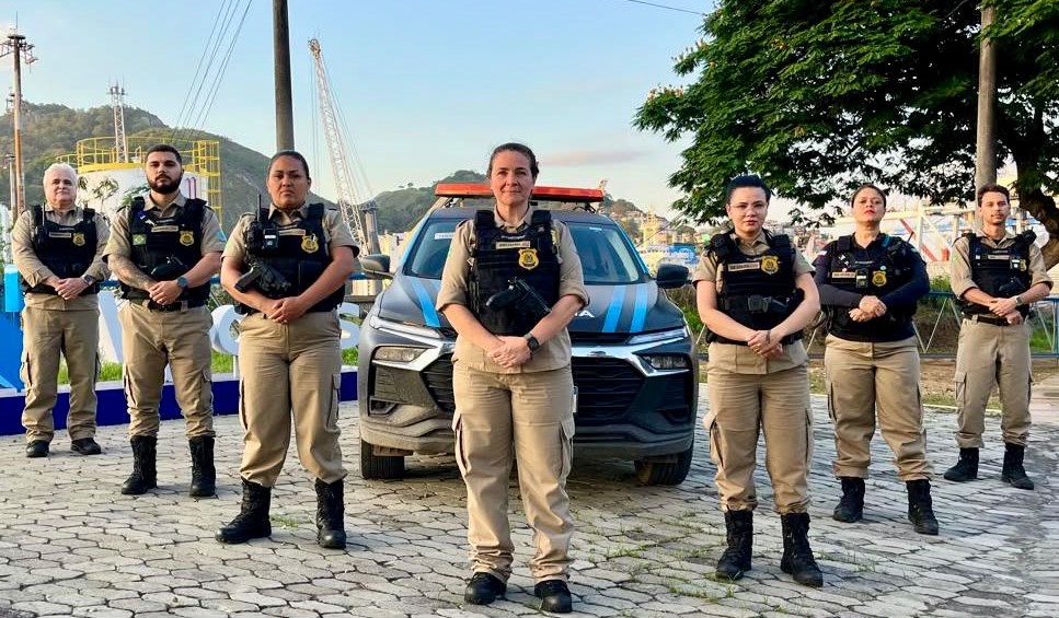 Josi Fabres (no centro) com parte da sua equipe de segurança portuária