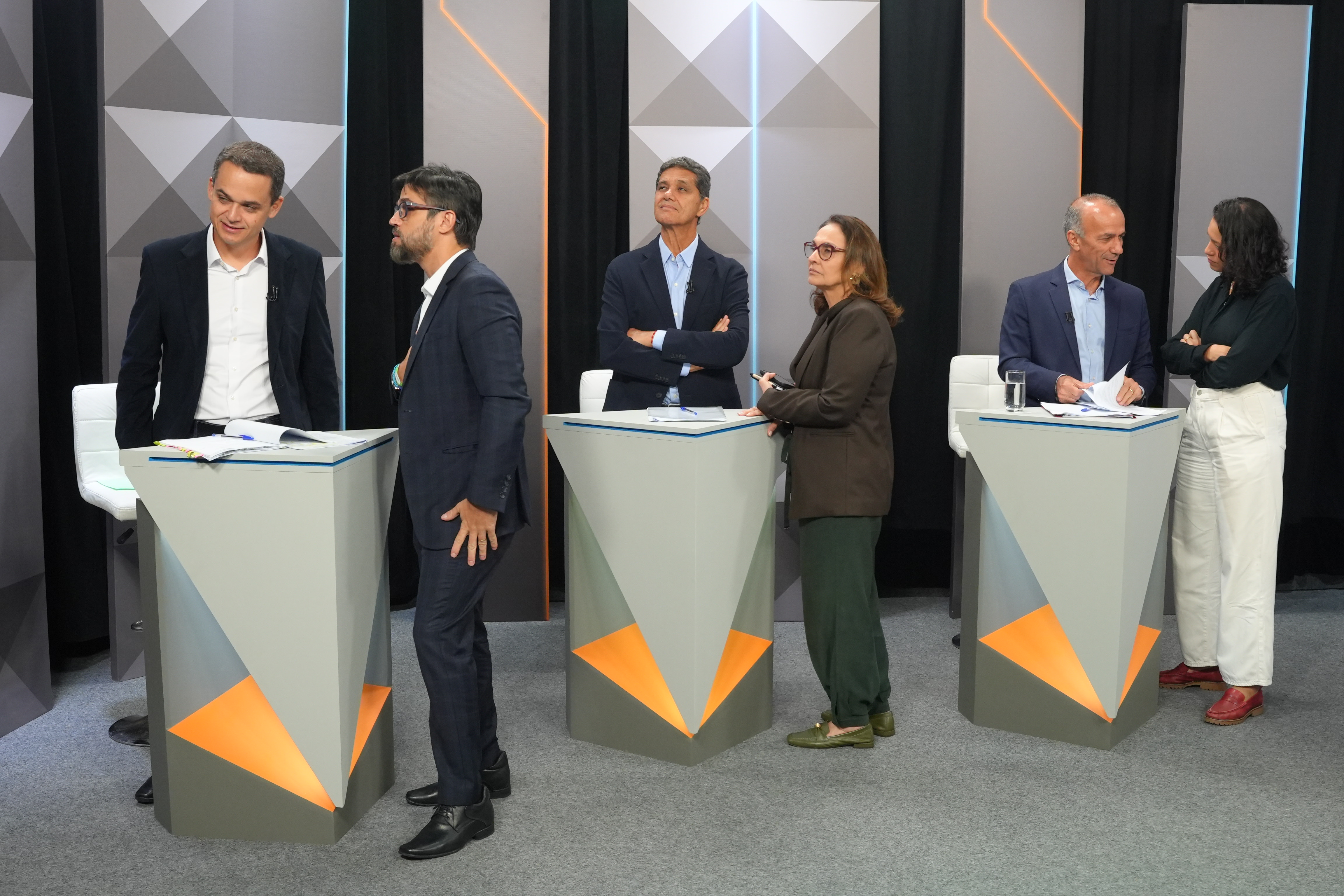 Candidatos e seus assessores na preparação para o debate na TV Gazeta com os candidatos ao Governo do ES