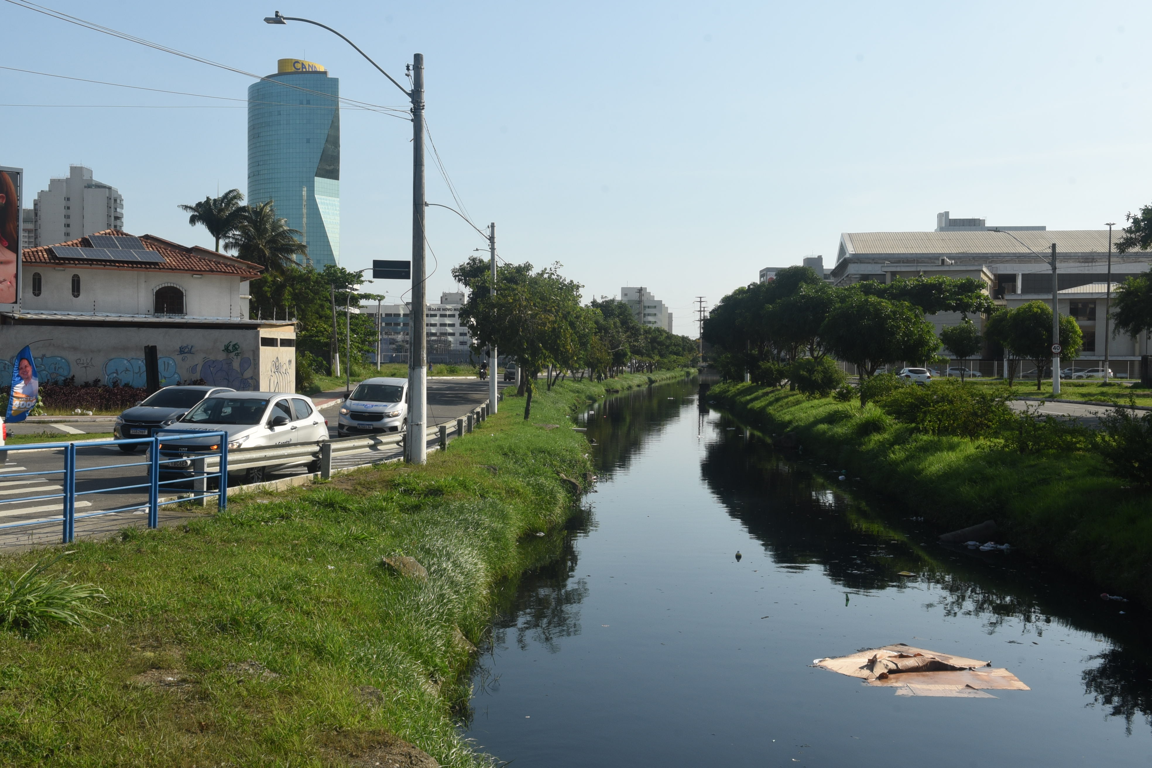 Local onde vai ser feita obra de macrodrenagem na Avenida Perimetral, em Coqueiral de Itaparica, Vila Velha. Na foto, trecho próximo da Avenida Luciano das Neves e sede do INSS