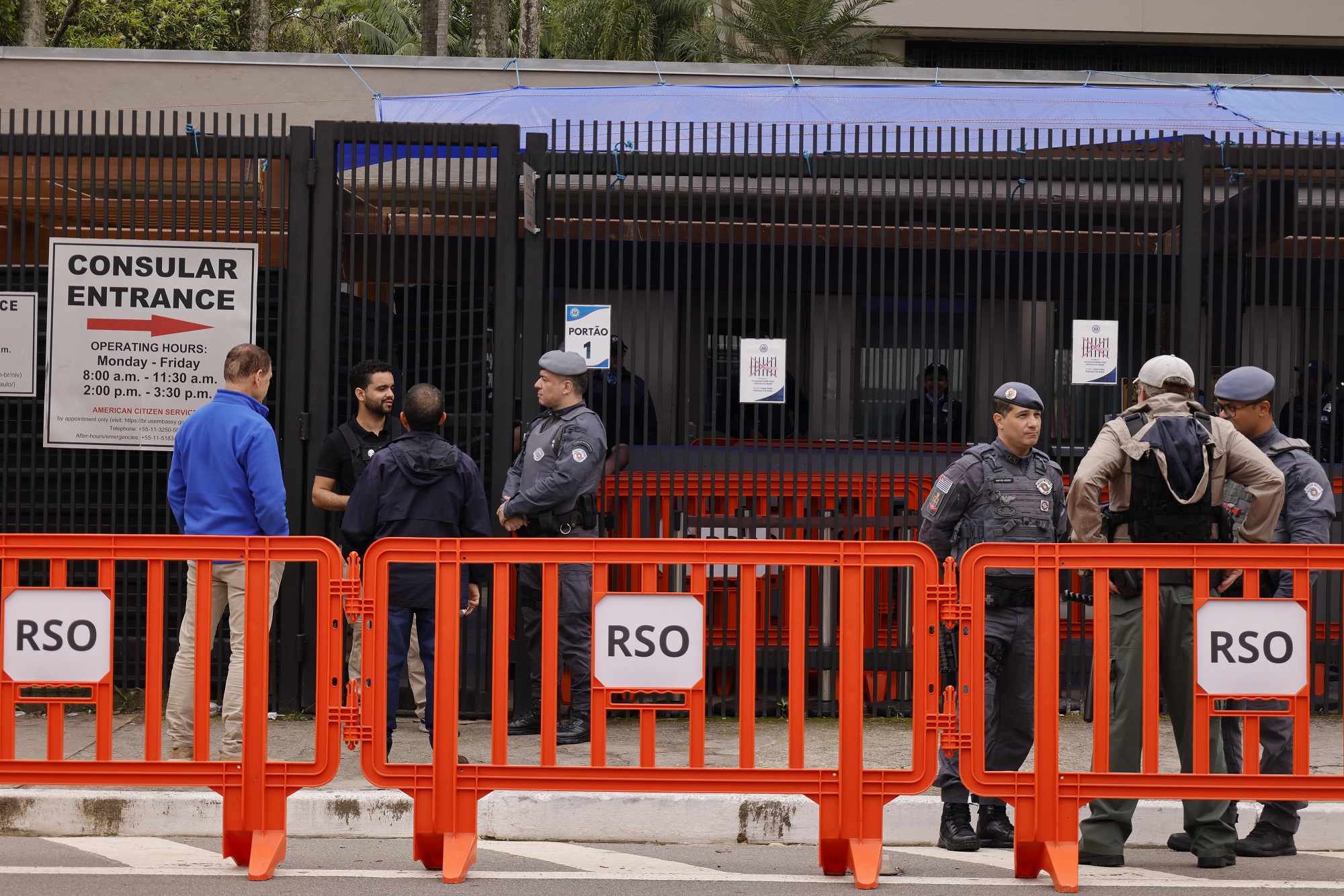 Policiais fazem segurança em frente ao Consulado dos EUA (Estados Unidos da América) em São Paulo
