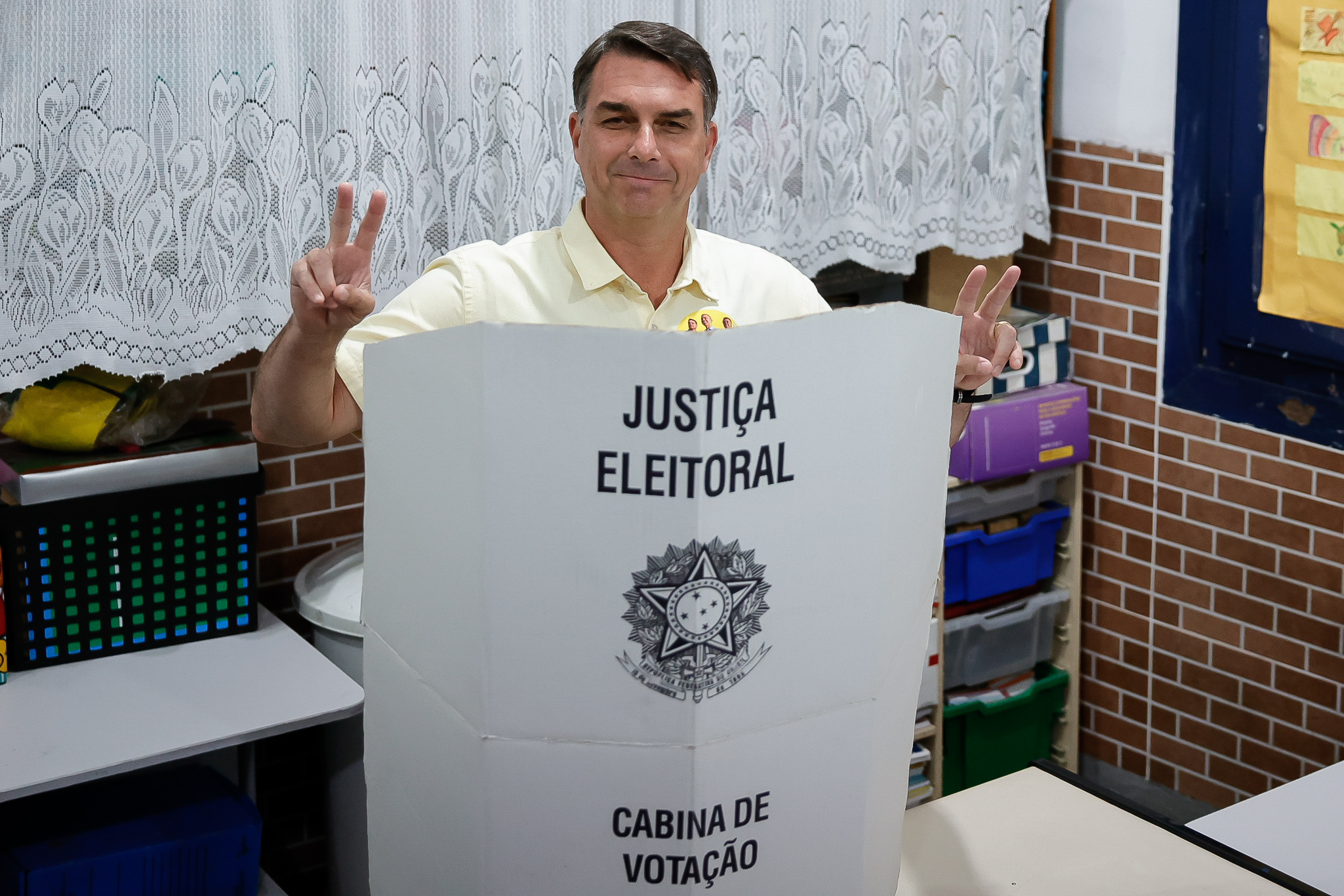 O senador e candidato à Presidência da República, Flávio Bolsonaro (PL), vota na Escola Municipal Barão Homem de Mello, em Vila Isabel, na zona norte do Rio de Janeiro