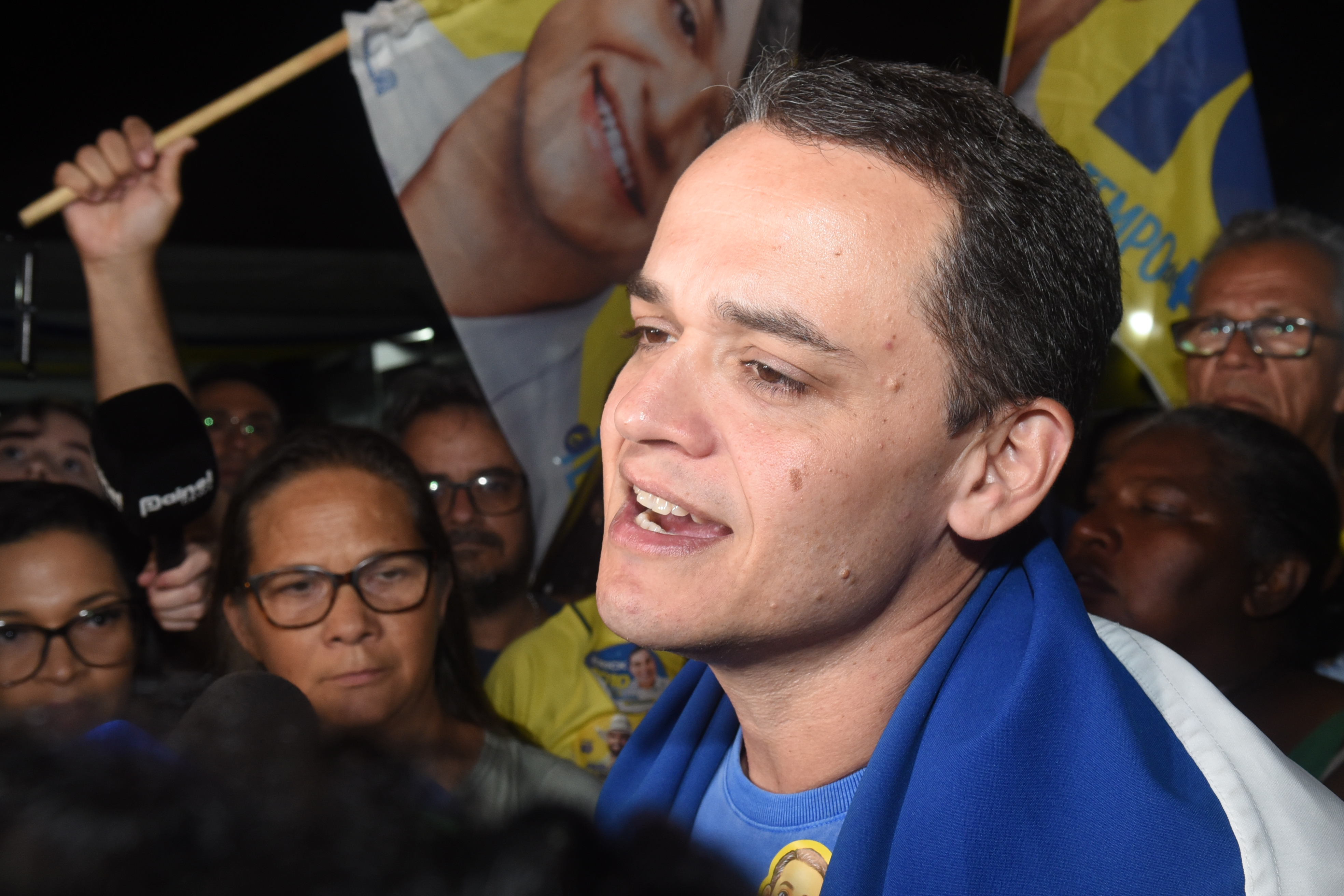 O ex-prefeito de Vitóra, Lorenzo Pazolini, comemora sua ida para o segundo turno na eleição para o Governo do ES