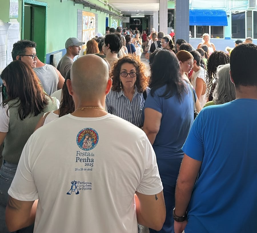 Filas e demora na Escola Elzira Vivacqua, em Jardim Camburi, Vitória